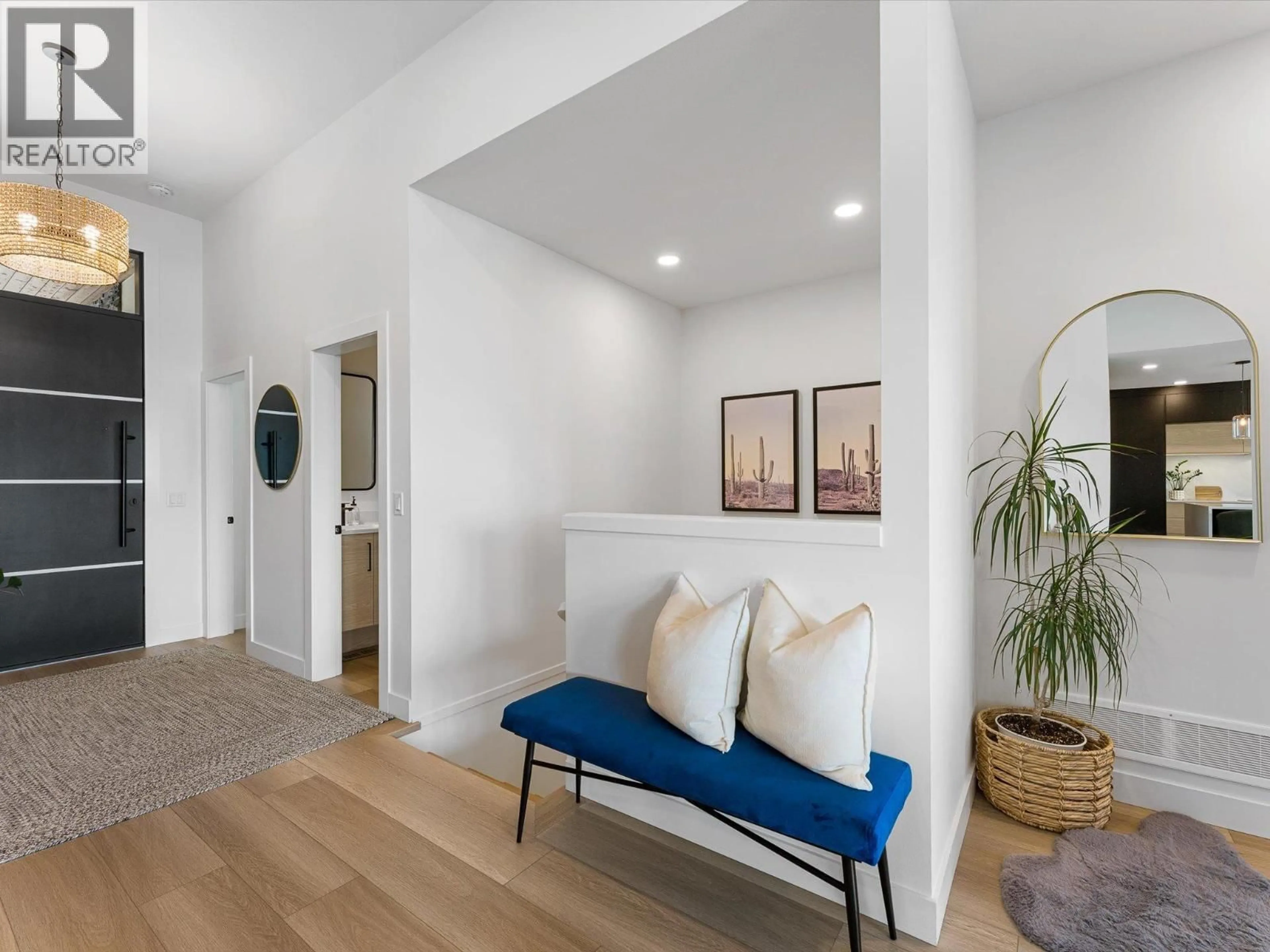 Indoor entryway for 208 SKYLAND DRIVE, Kelowna British Columbia V1V0C9