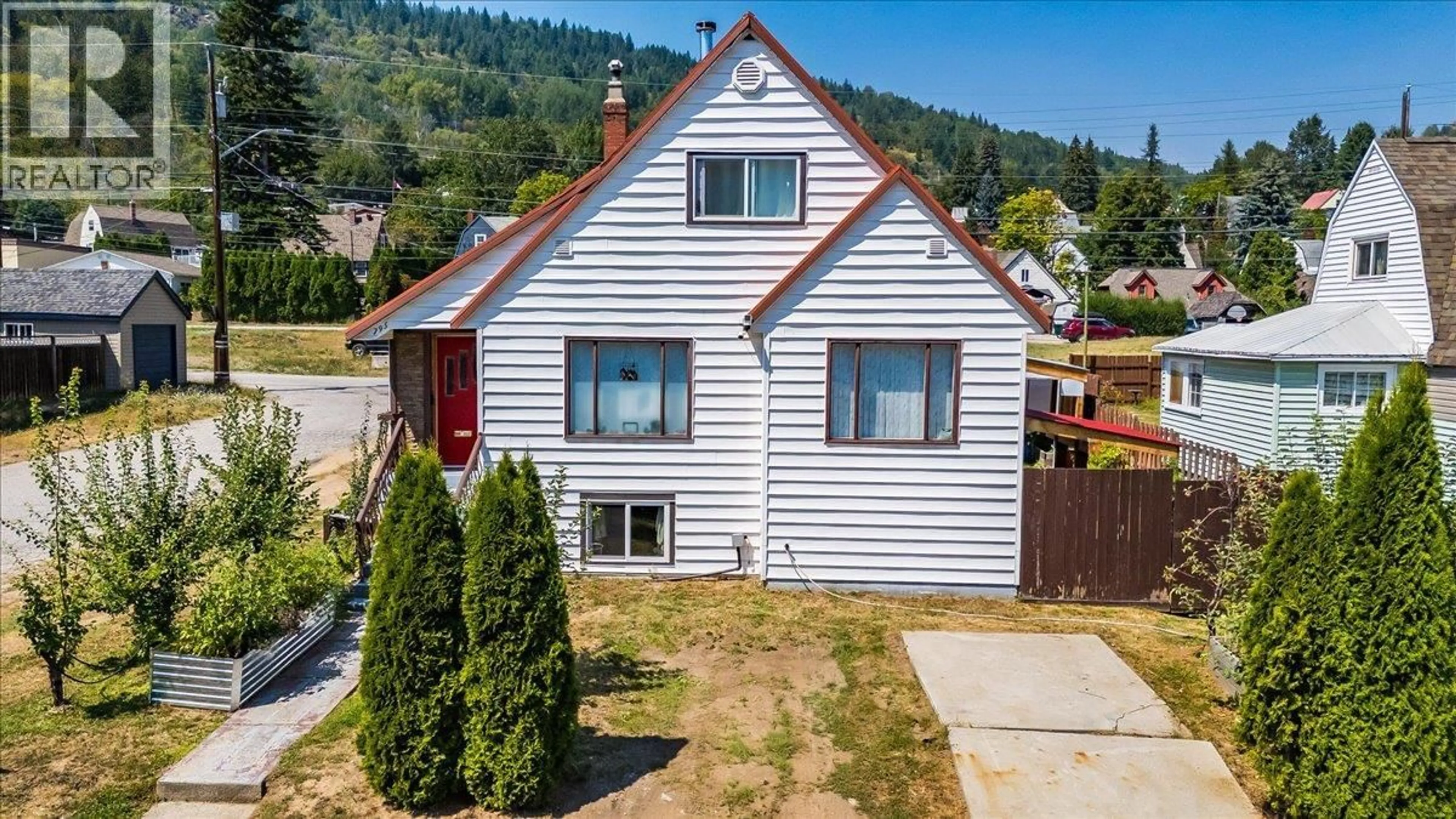 A pic from outside/outdoor area/front of a property/back of a property/a pic from drone, street for 795 KIPLING STREET, Warfield British Columbia V1R2A3
