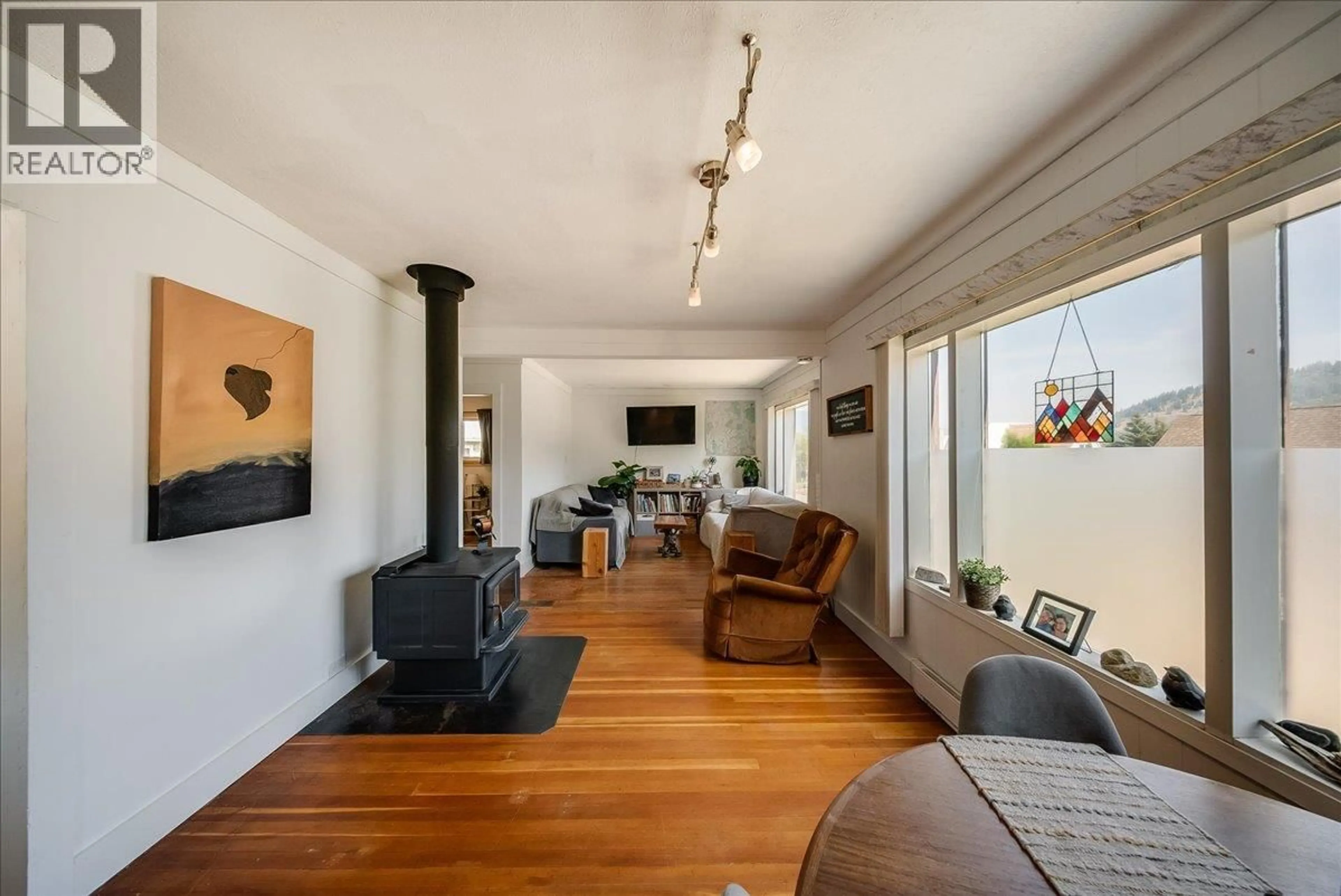 Living room with furniture, wood/laminate floor for 795 KIPLING STREET, Warfield British Columbia V1R2A3