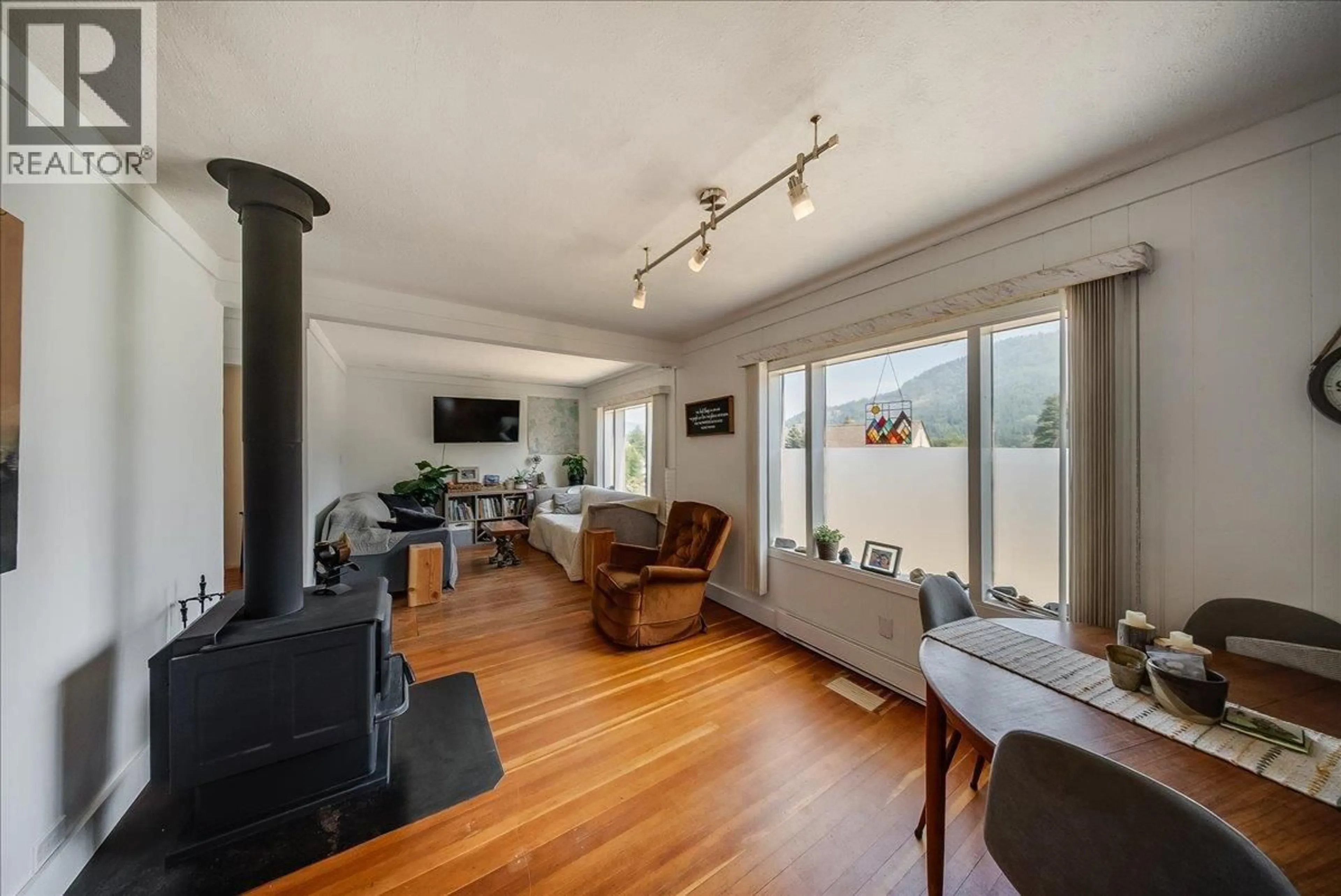 Living room with furniture, wood/laminate floor for 795 KIPLING STREET, Warfield British Columbia V1R2A3