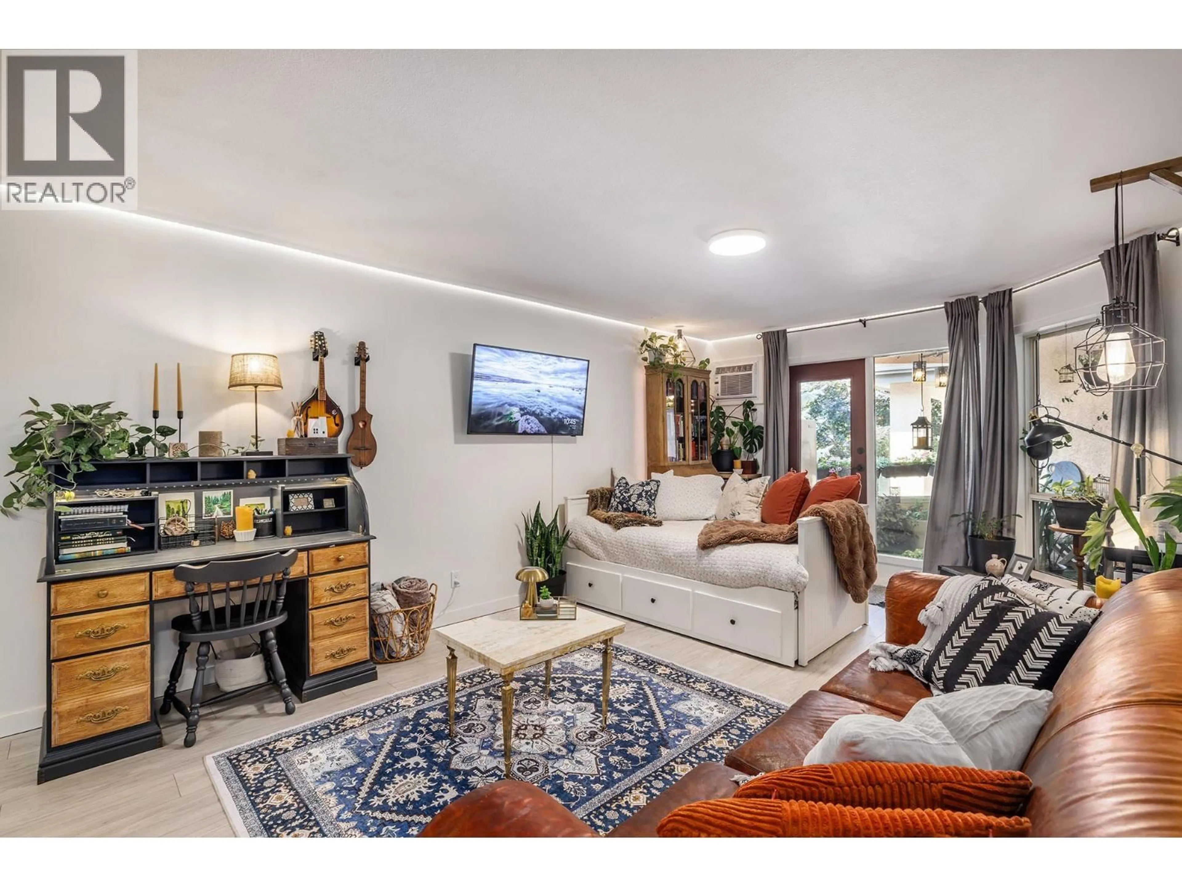 Living room with furniture, unknown for 315 - 709 HOUGHTON ROAD, Kelowna British Columbia V1X7J7