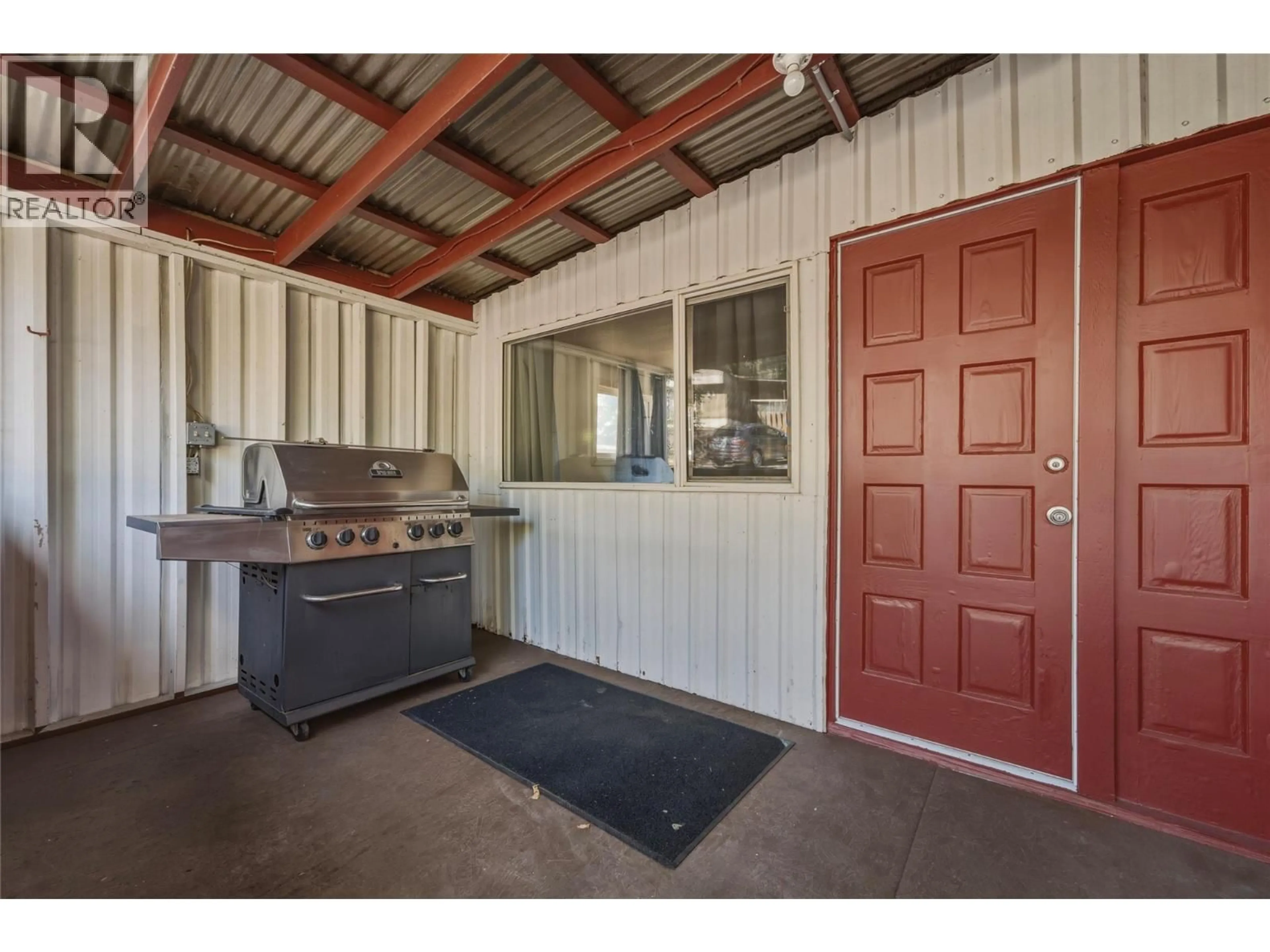 Indoor garage for 16 - 4137 SPALLUMCHEEN DRIVE, Spallumcheen British Columbia V4Y0N1