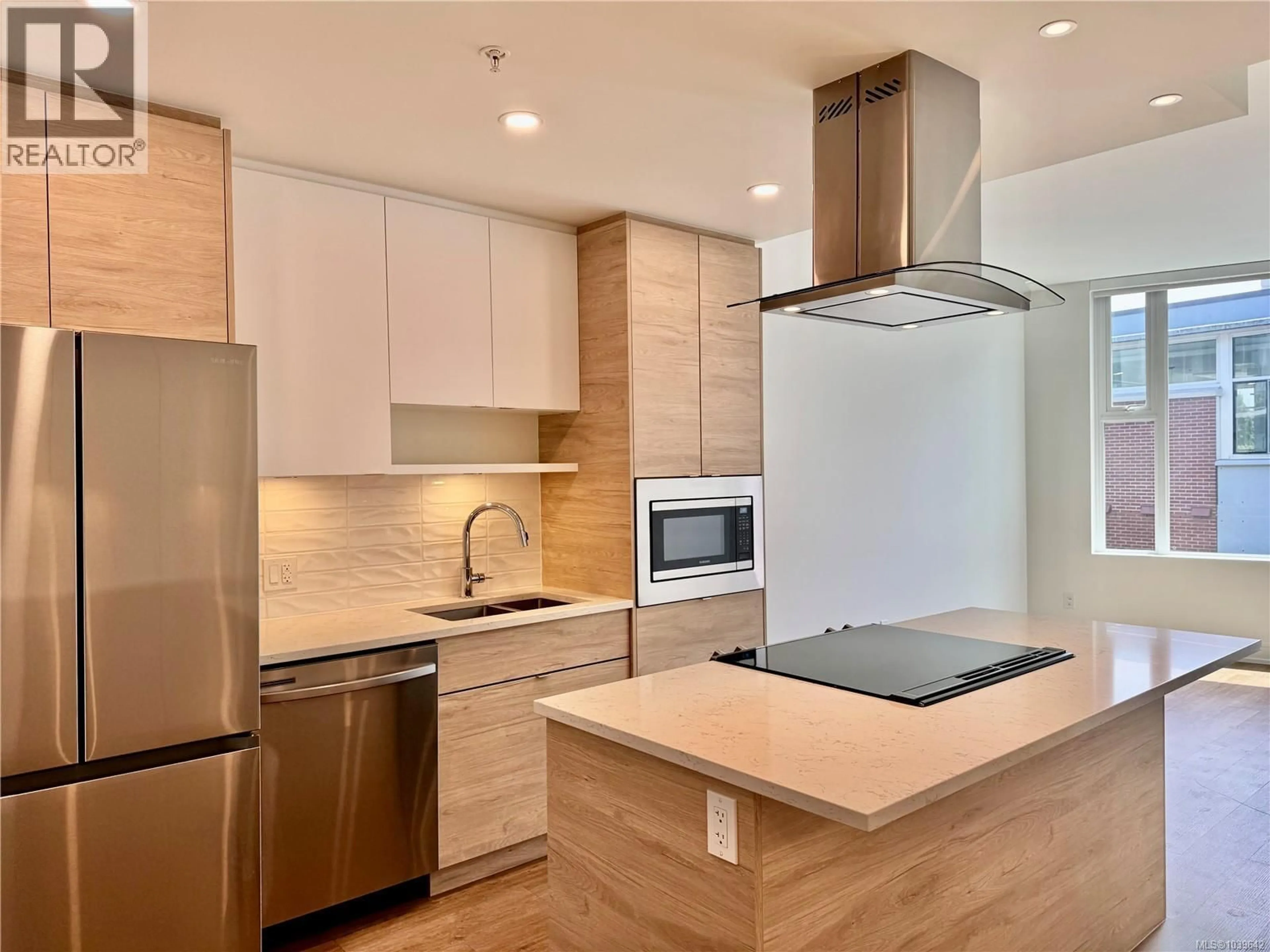 Open concept kitchen, wood/laminate floor for 814 - 1628 STORE STREET, Victoria British Columbia V8W3K3