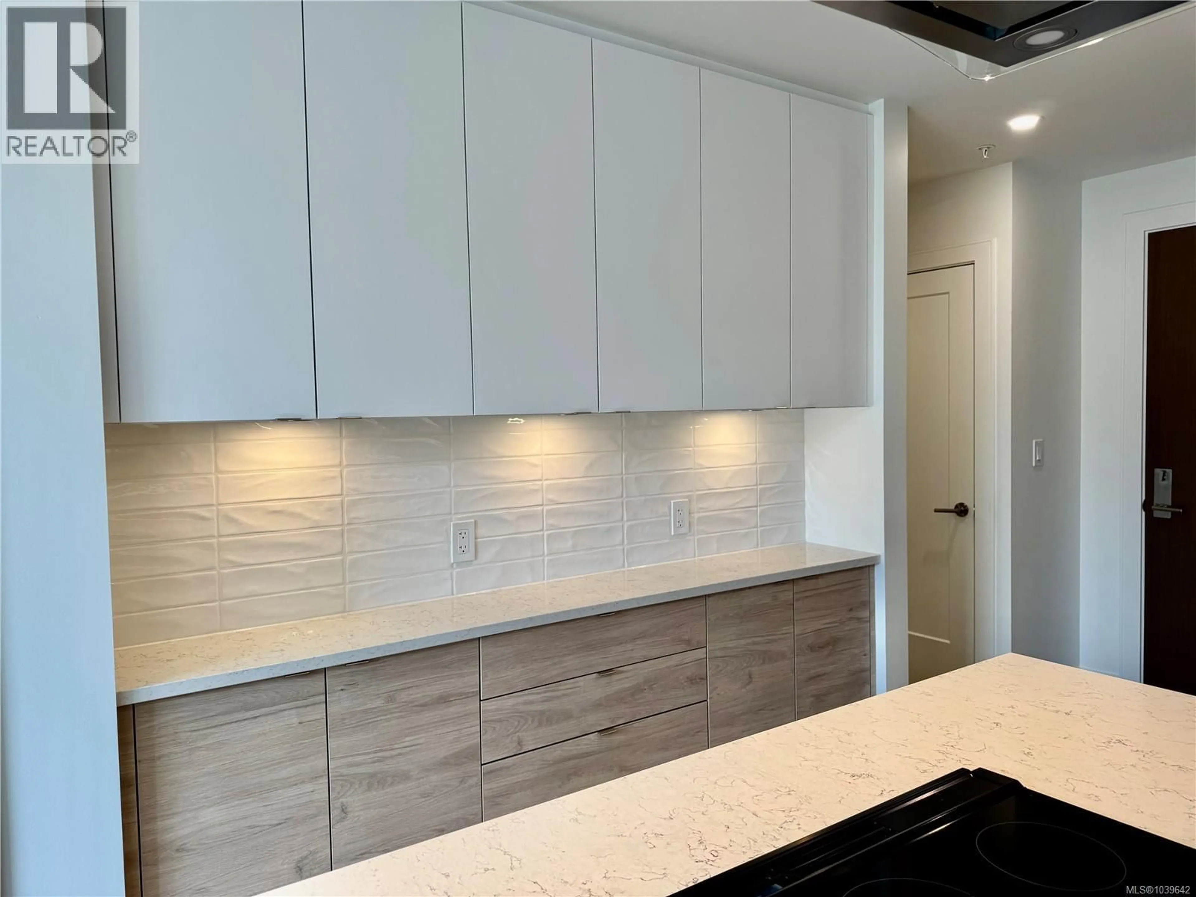 Contemporary kitchen, ceramic/tile floor for 814 - 1628 STORE STREET, Victoria British Columbia V8W3K3