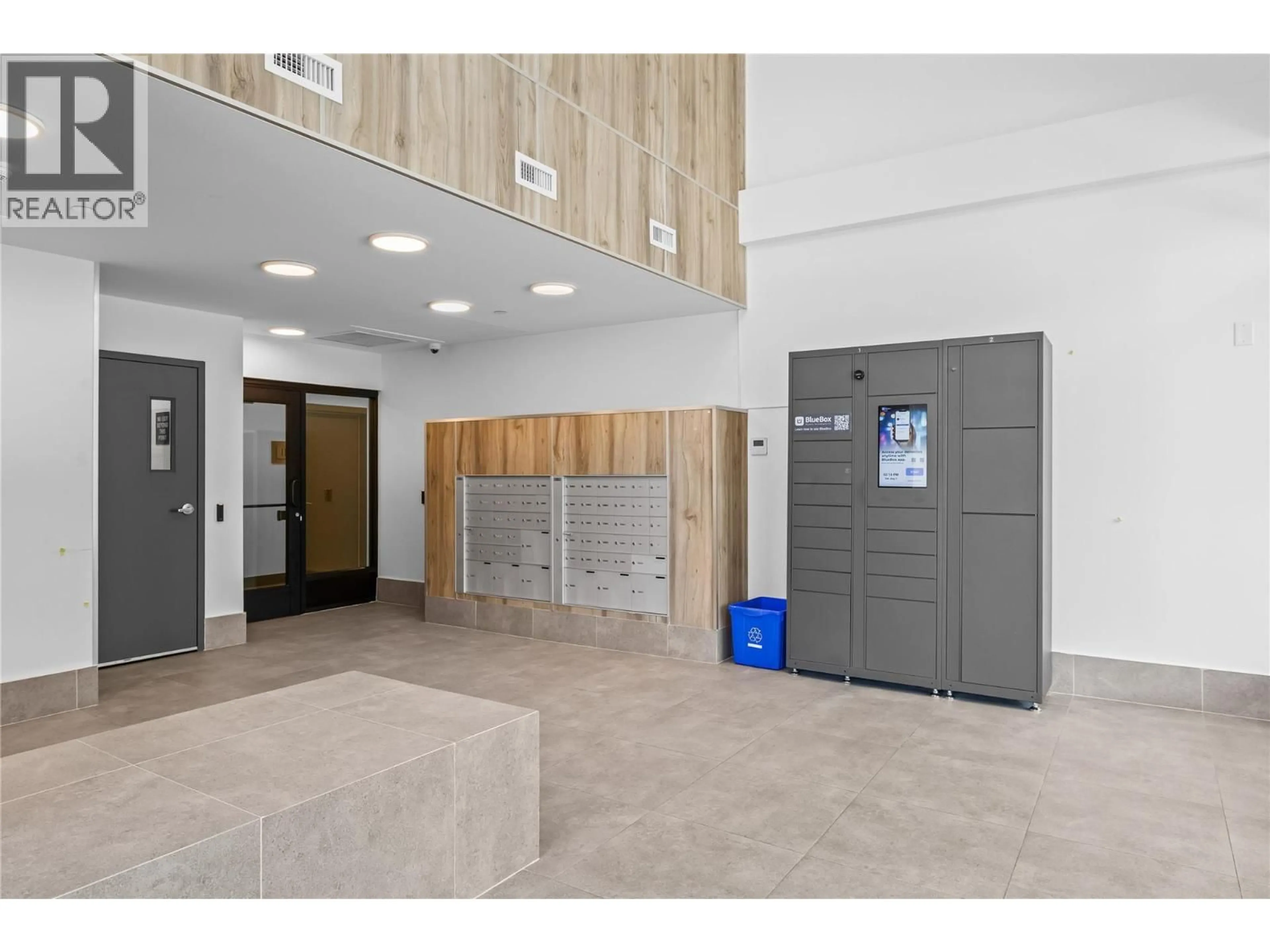 Indoor foyer for 104 - 2780 OLALLA ROAD, West Kelowna British Columbia V1Z2A9