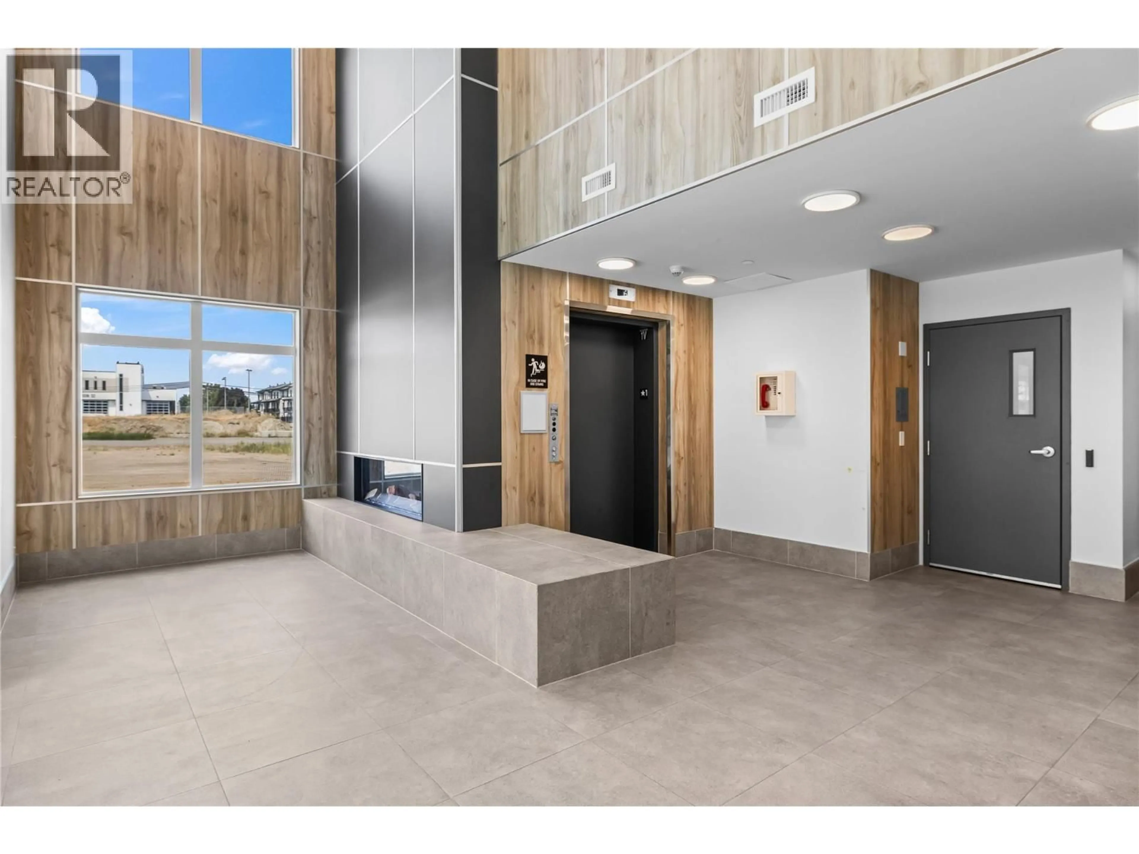 Indoor foyer for 104 - 2780 OLALLA ROAD, West Kelowna British Columbia V1Z2A9