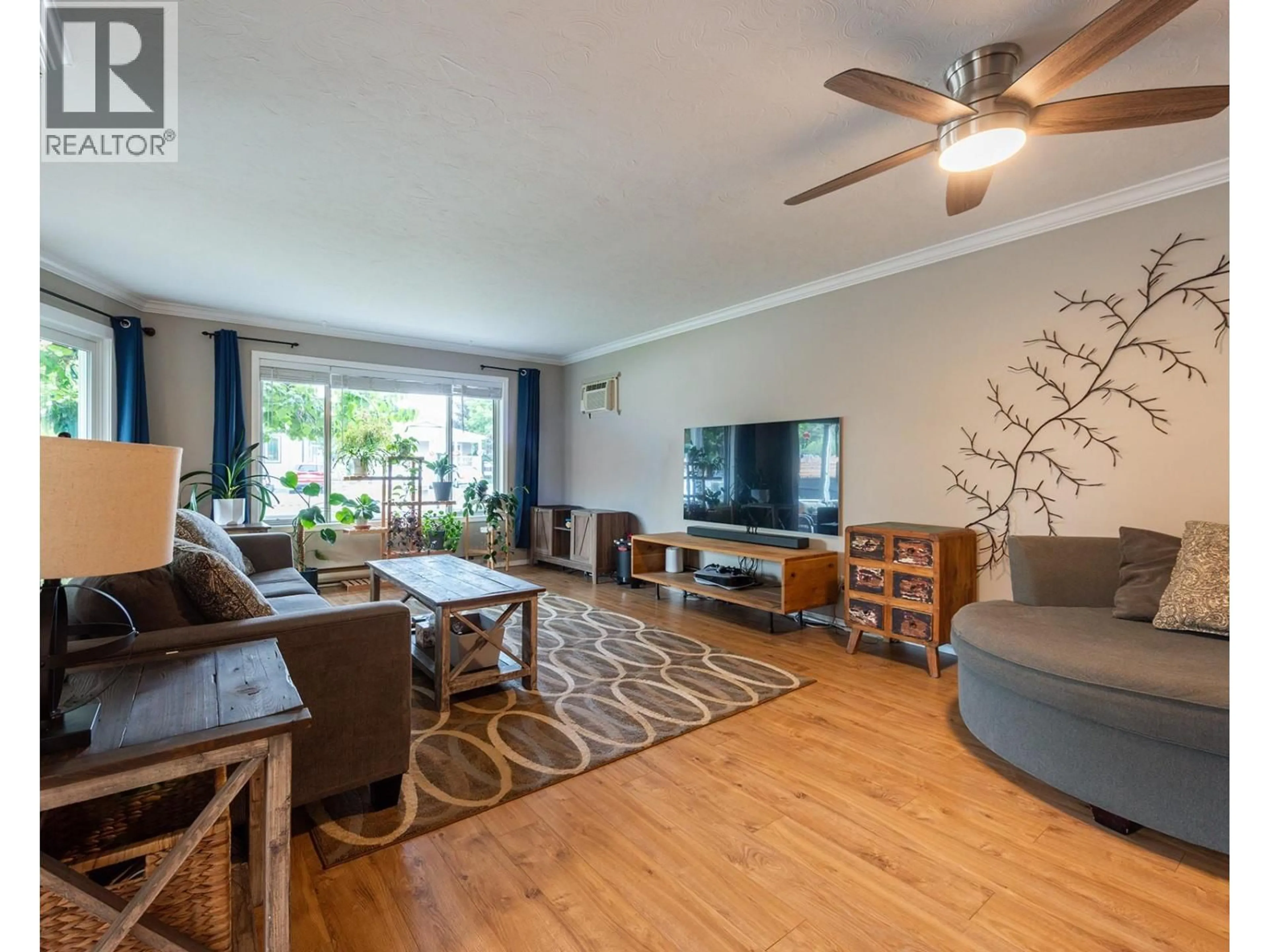 Living room with furniture, wood/laminate floor for 101 - 62 DAUPHIN AVENUE, Penticton British Columbia V2A6V8