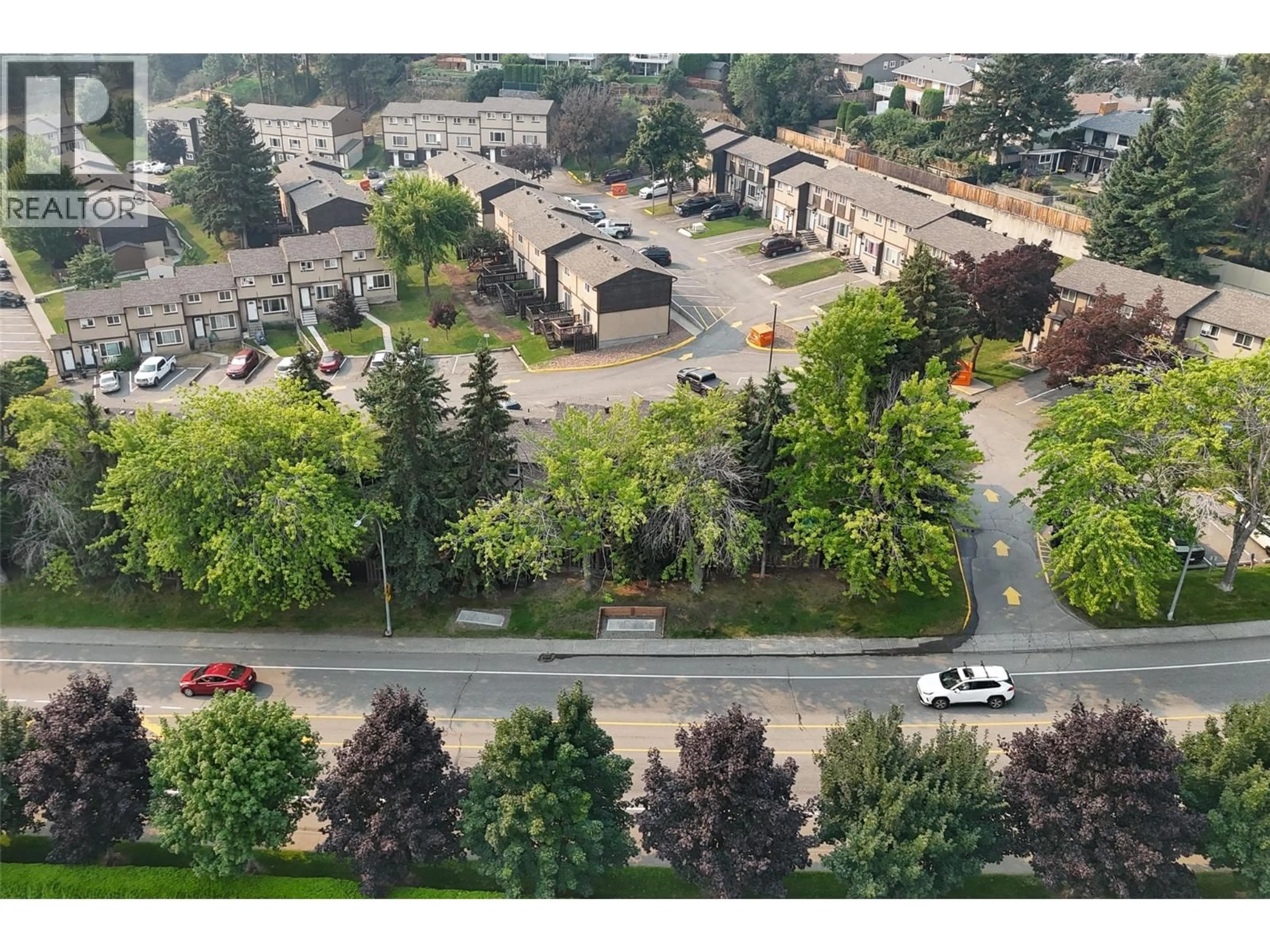 A pic from outside/outdoor area/front of a property/back of a property/a pic from drone, street for 17 - 1605 SUMMIT DRIVE, Kamloops British Columbia V2E2A5