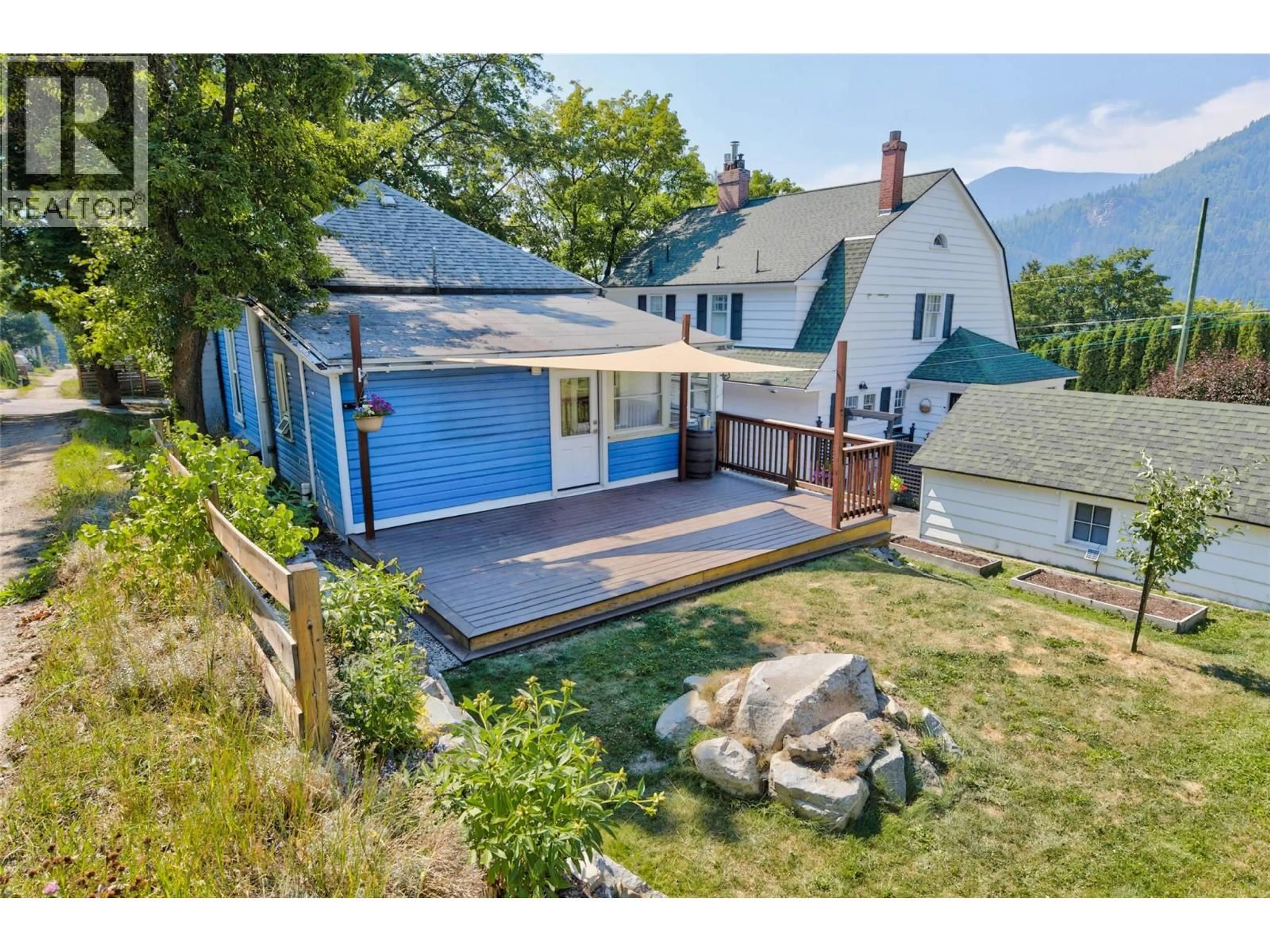 A pic from outside/outdoor area/front of a property/back of a property/a pic from drone, mountain view for 1011 HALL STREET, Nelson British Columbia V1L1Z8
