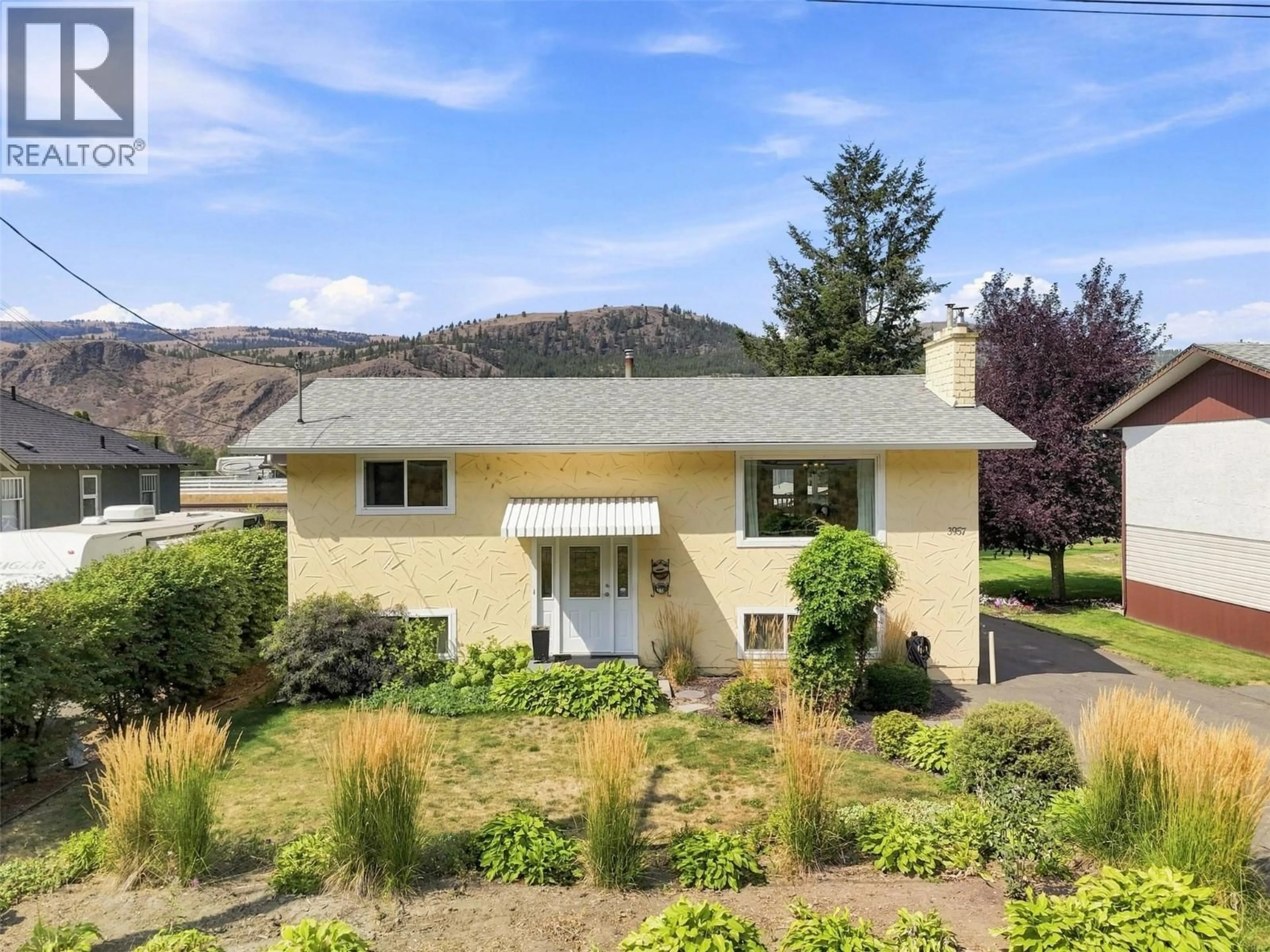 Home with vinyl exterior material, unknown for 3957 OLD YELLOWHEAD HIGHWAY, Kamloops British Columbia V2H1K6