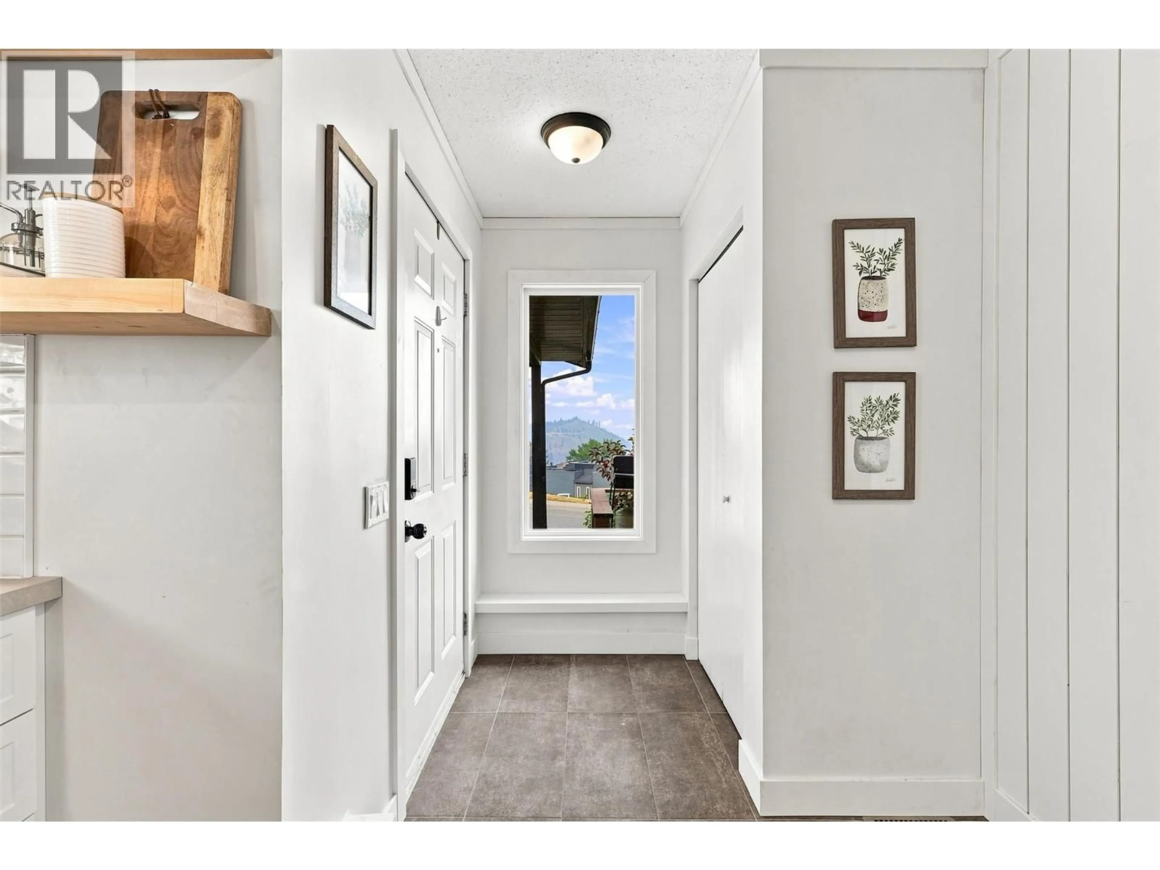 Indoor entryway for 1979 HARRISON WAY, Kamloops British Columbia V1S1M8