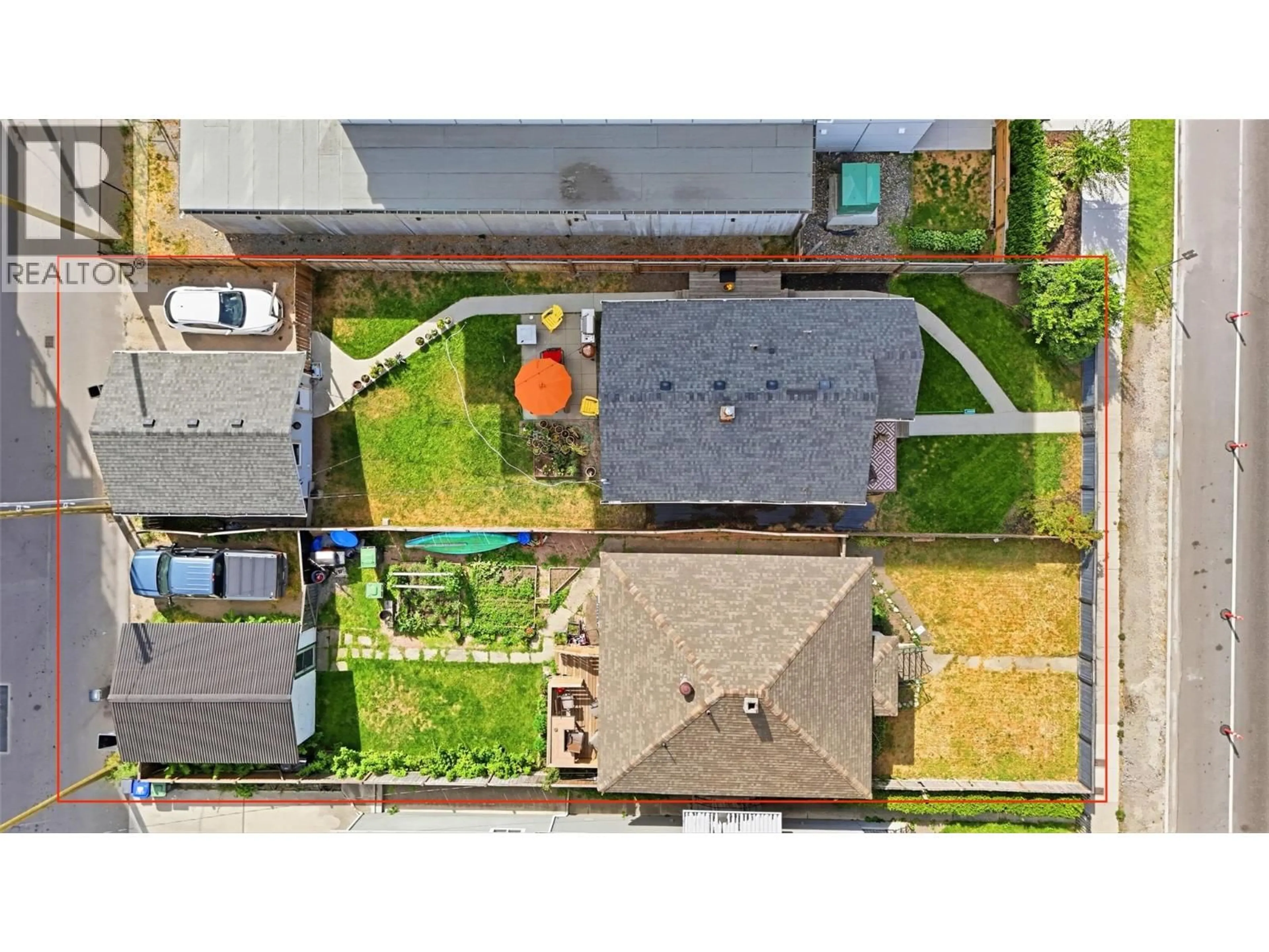 A pic from outside/outdoor area/front of a property/back of a property/a pic from drone, street for 615 CLEMENT AVENUE, Kelowna British Columbia V1Y7C7