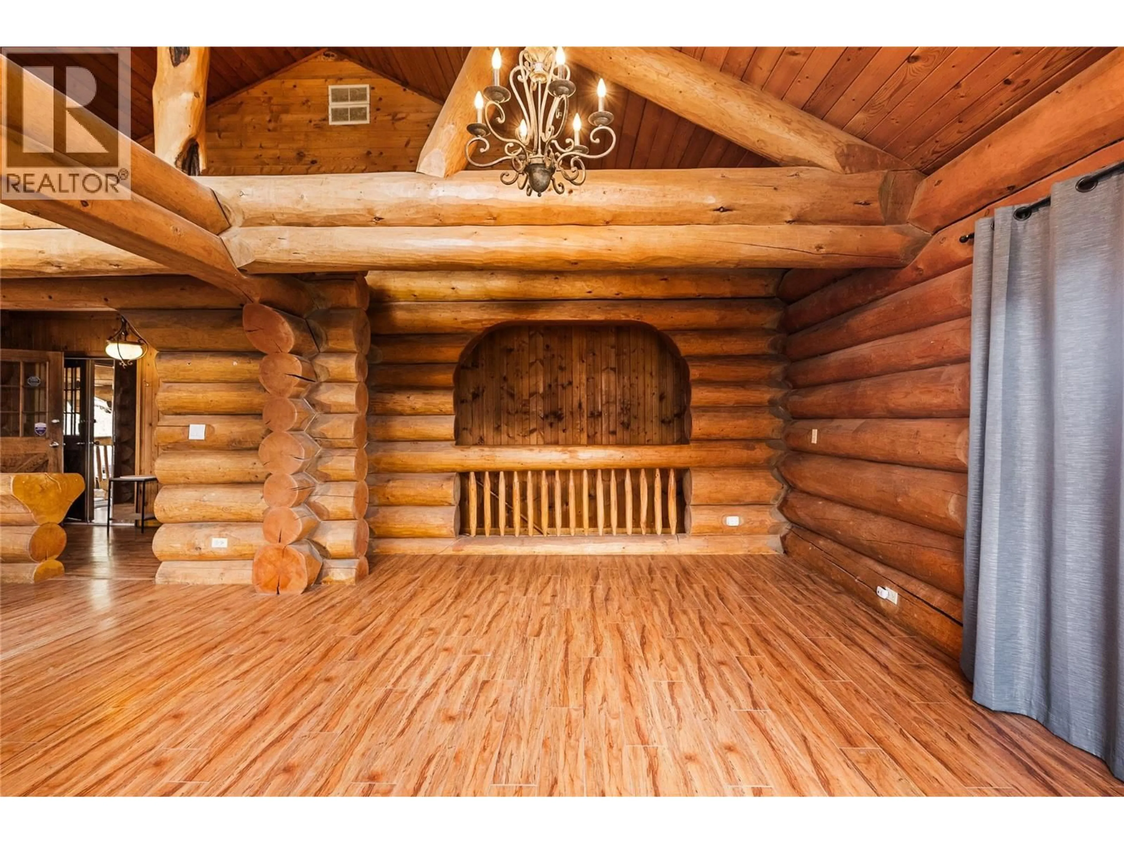 Indoor foyer for 5876 VICTORIA STREET, Peachland British Columbia V0H1X4