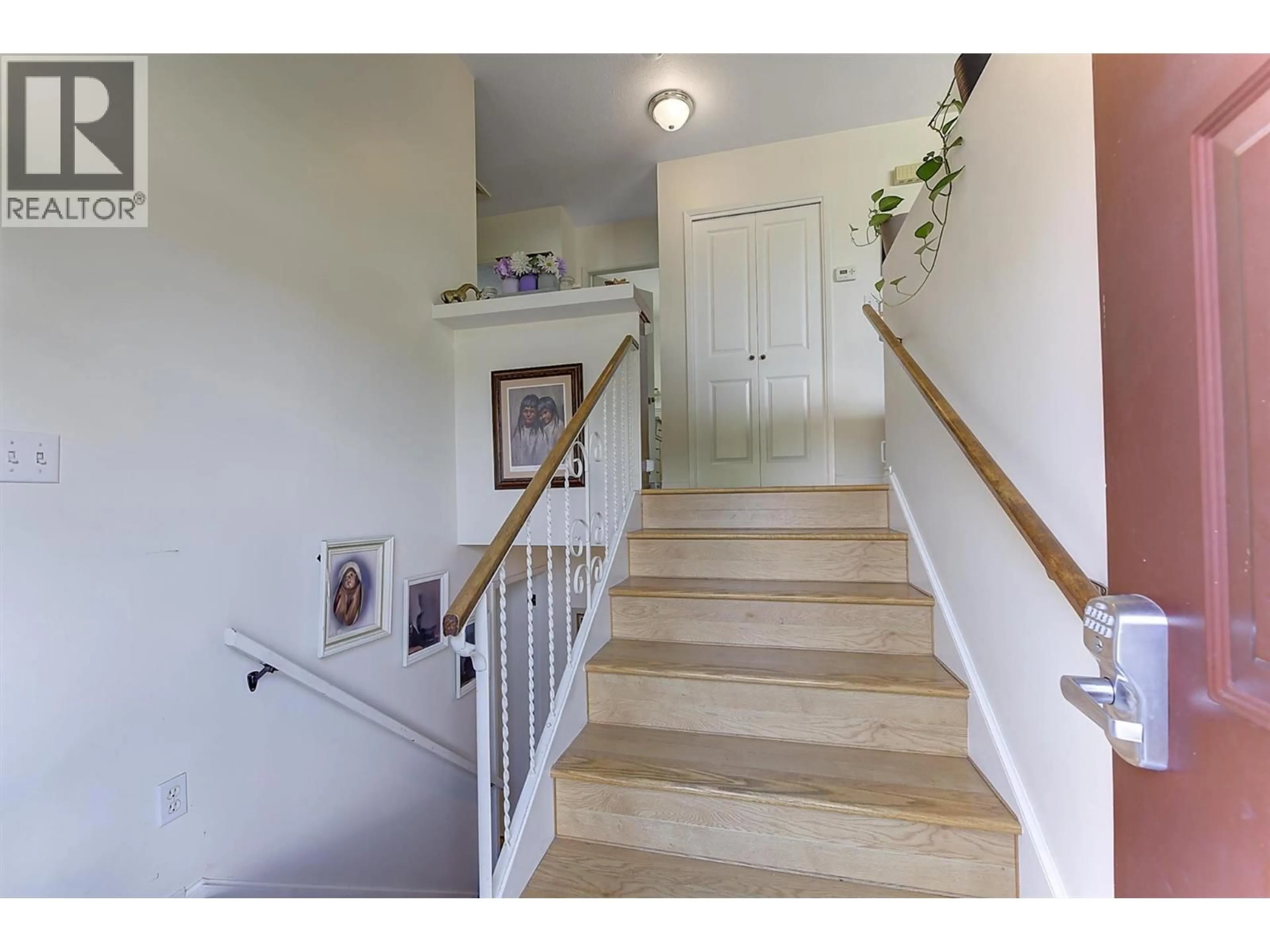 Indoor foyer for 430 PERTH ROAD, Kelowna British Columbia V1X3R4