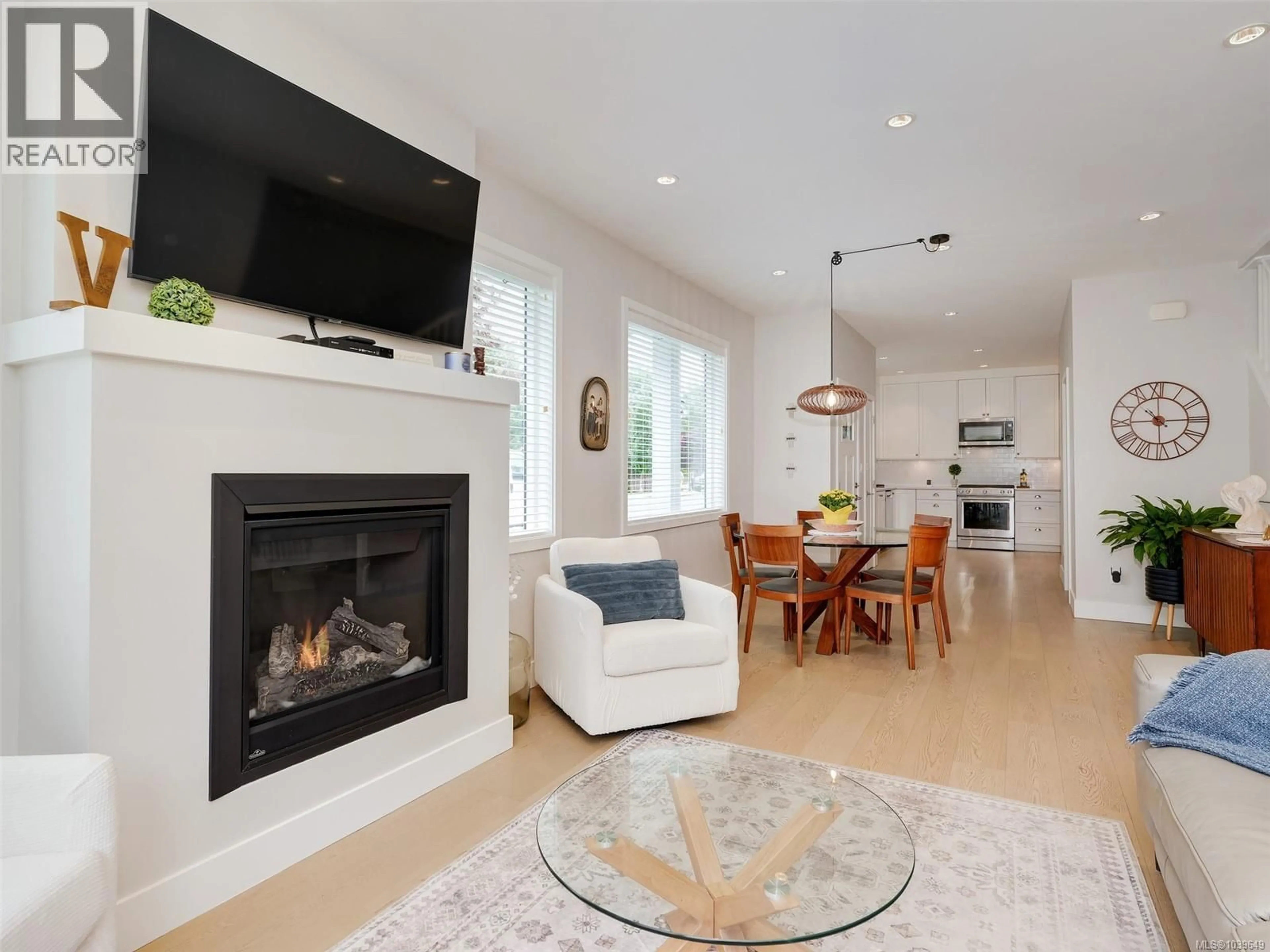 Living room with furniture, unknown for 8 - 10490 RESTHAVEN DRIVE, Sidney British Columbia V8L3H7