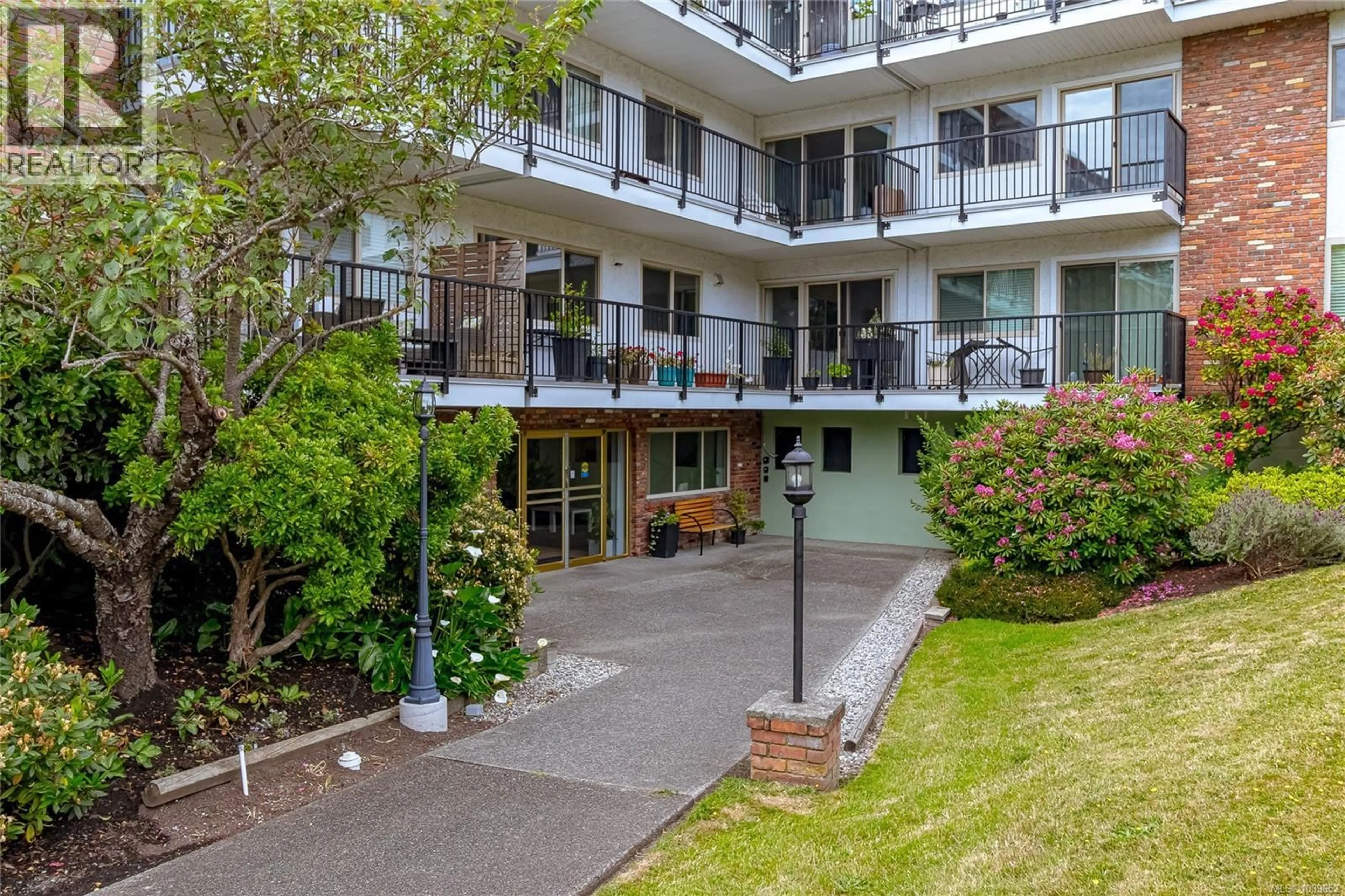 Patio, street for 110 - 1680 POPLAR AVENUE, Saanich British Columbia V8P4K7