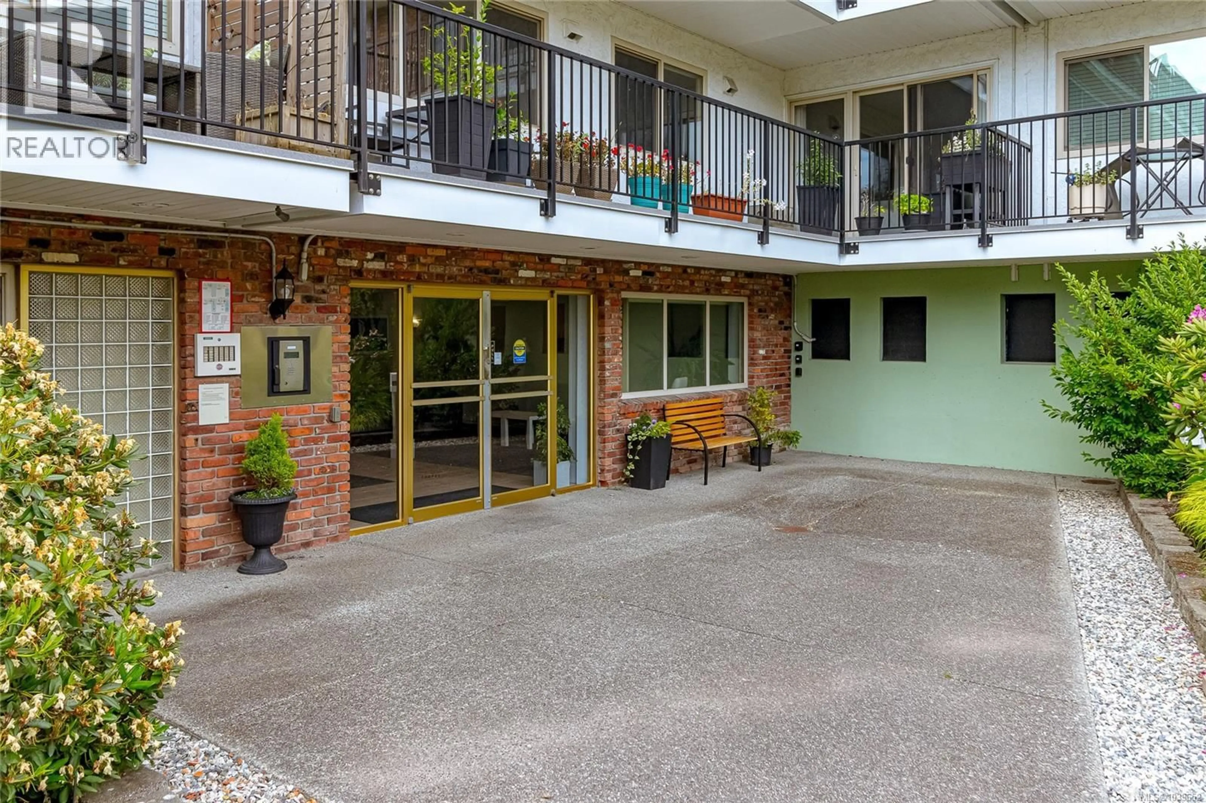 Patio, unknown for 110 - 1680 POPLAR AVENUE, Saanich British Columbia V8P4K7