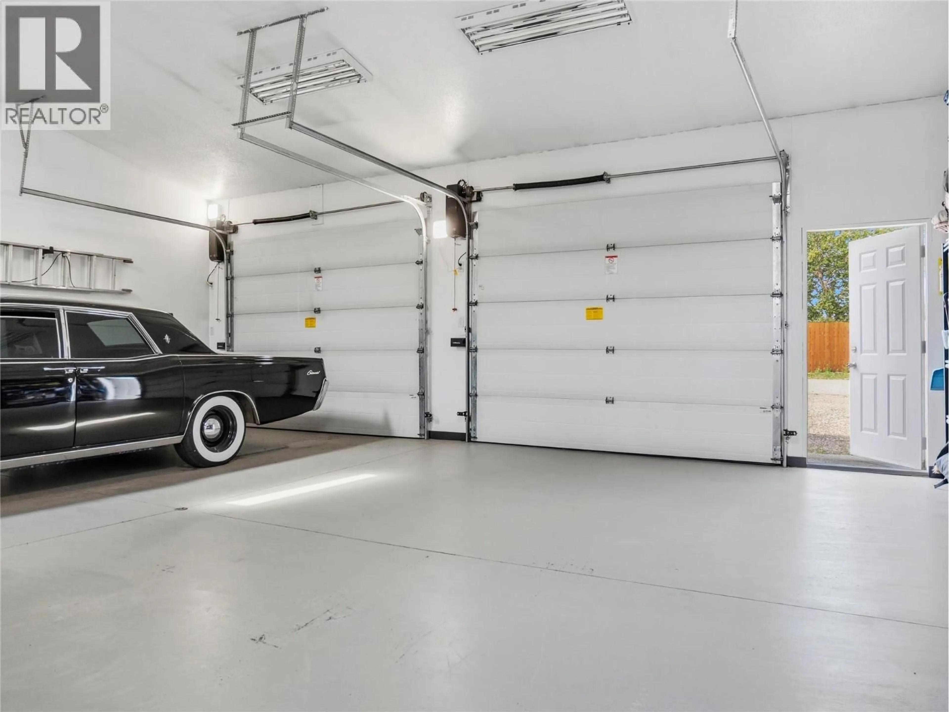 Indoor garage for 9901 2 STREET, Dawson Creek British Columbia V1G3L1