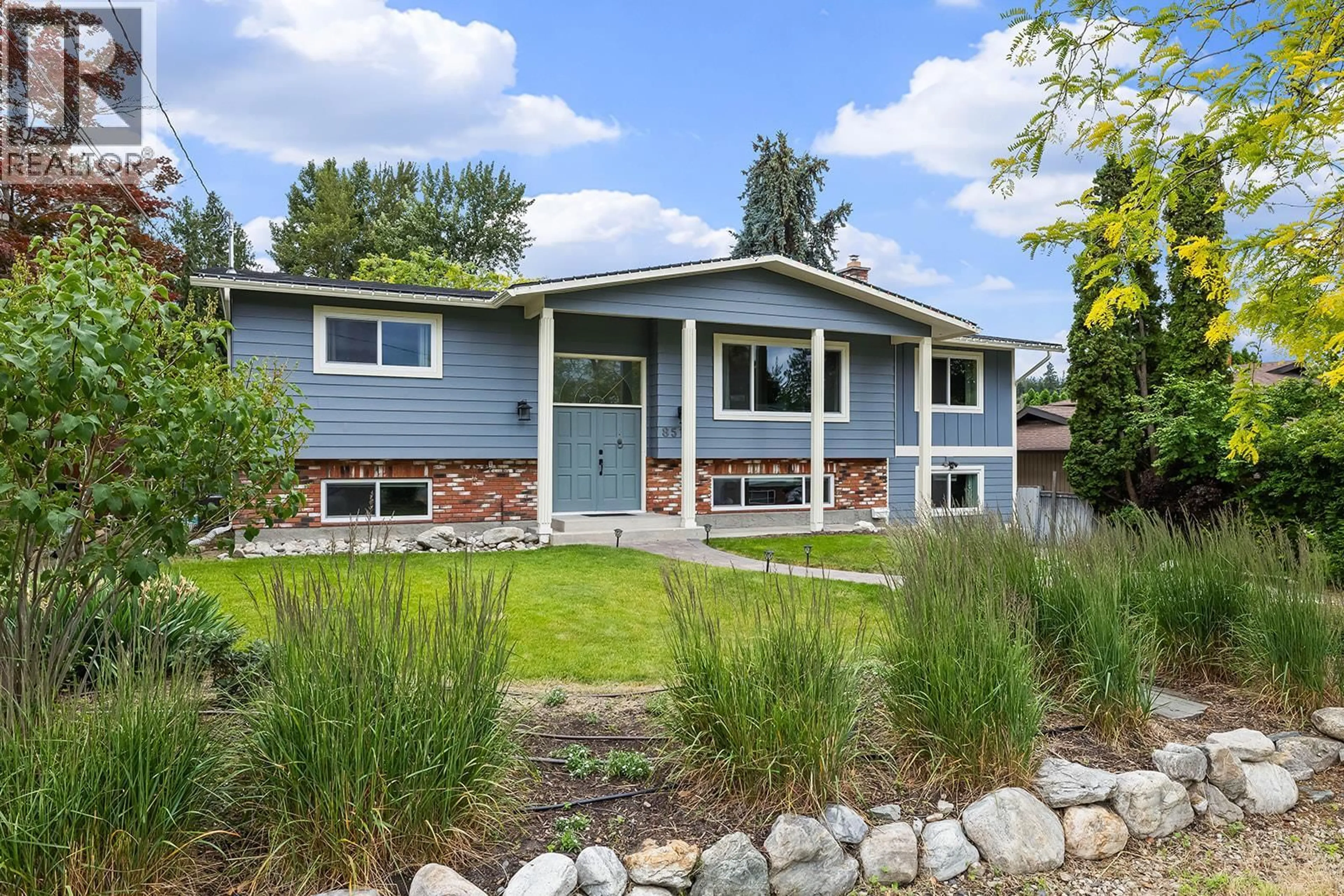Home with vinyl exterior material, street for 851 HAMMER AVENUE, Kelowna British Columbia V1W2B7