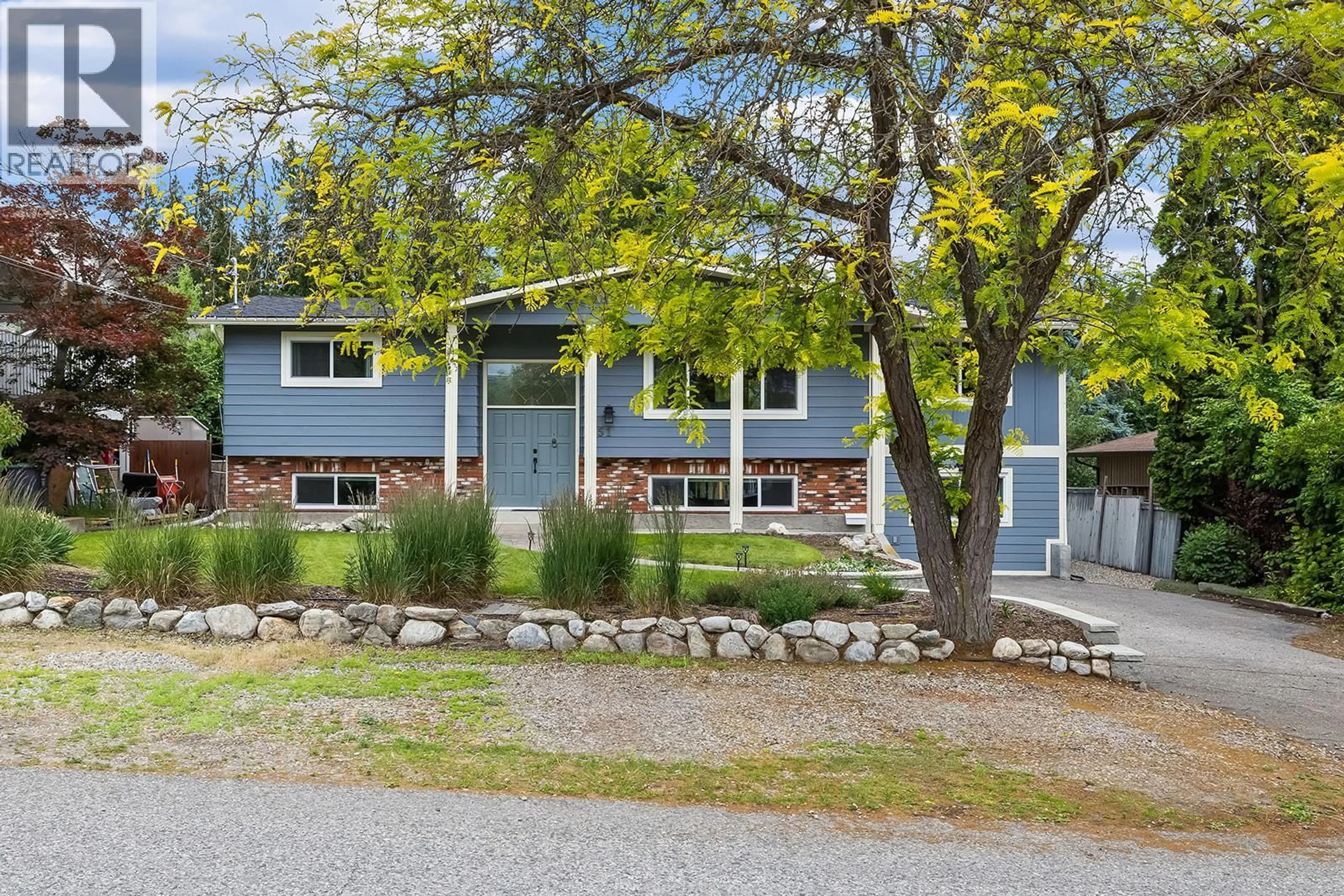 A pic from outside/outdoor area/front of a property/back of a property/a pic from drone, street for 851 HAMMER AVENUE, Kelowna British Columbia V1W2B7