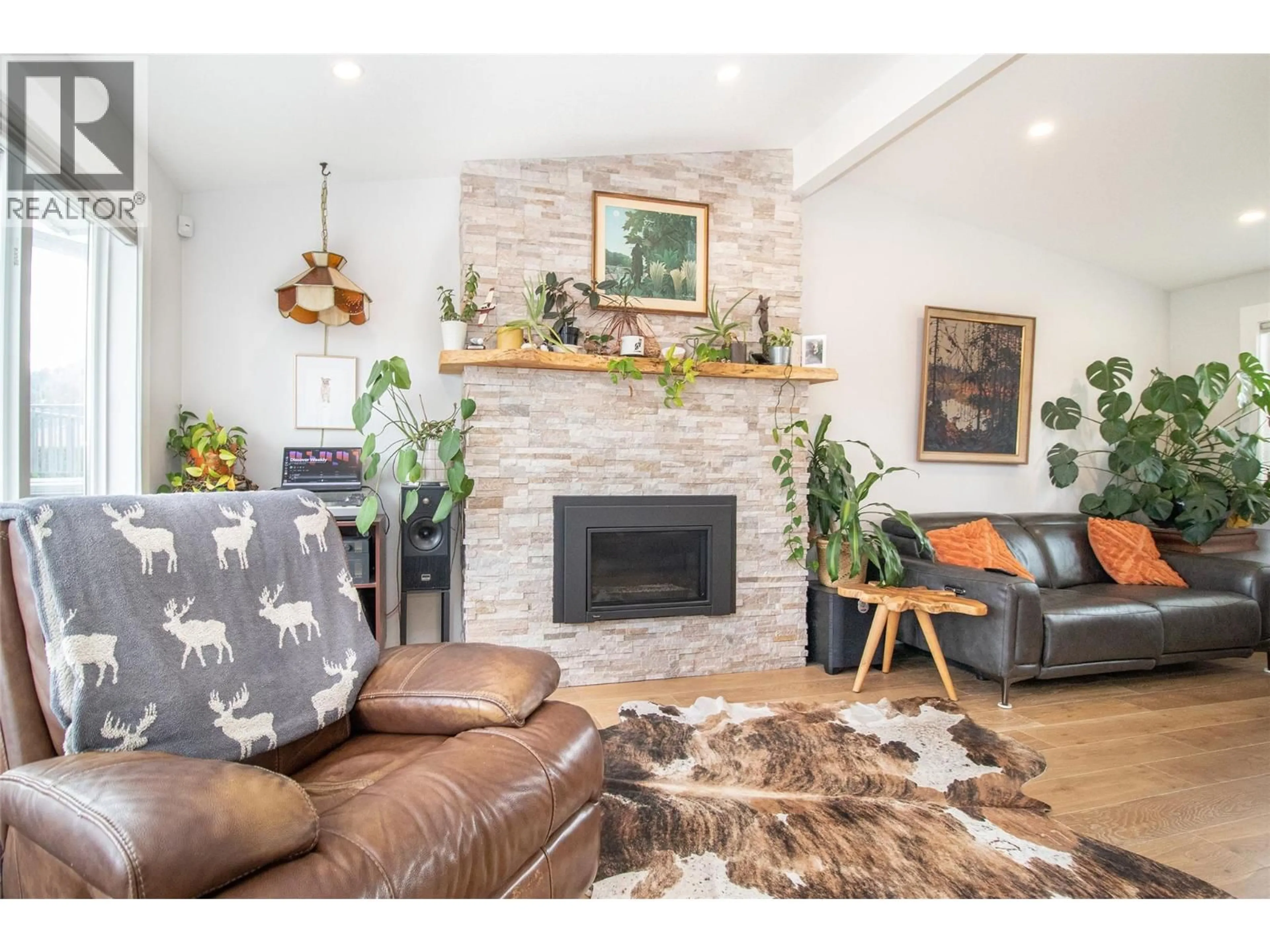 Living room with furniture, wood/laminate floor for 941 ANDERS ROAD, West Kelowna British Columbia V1Z1K4