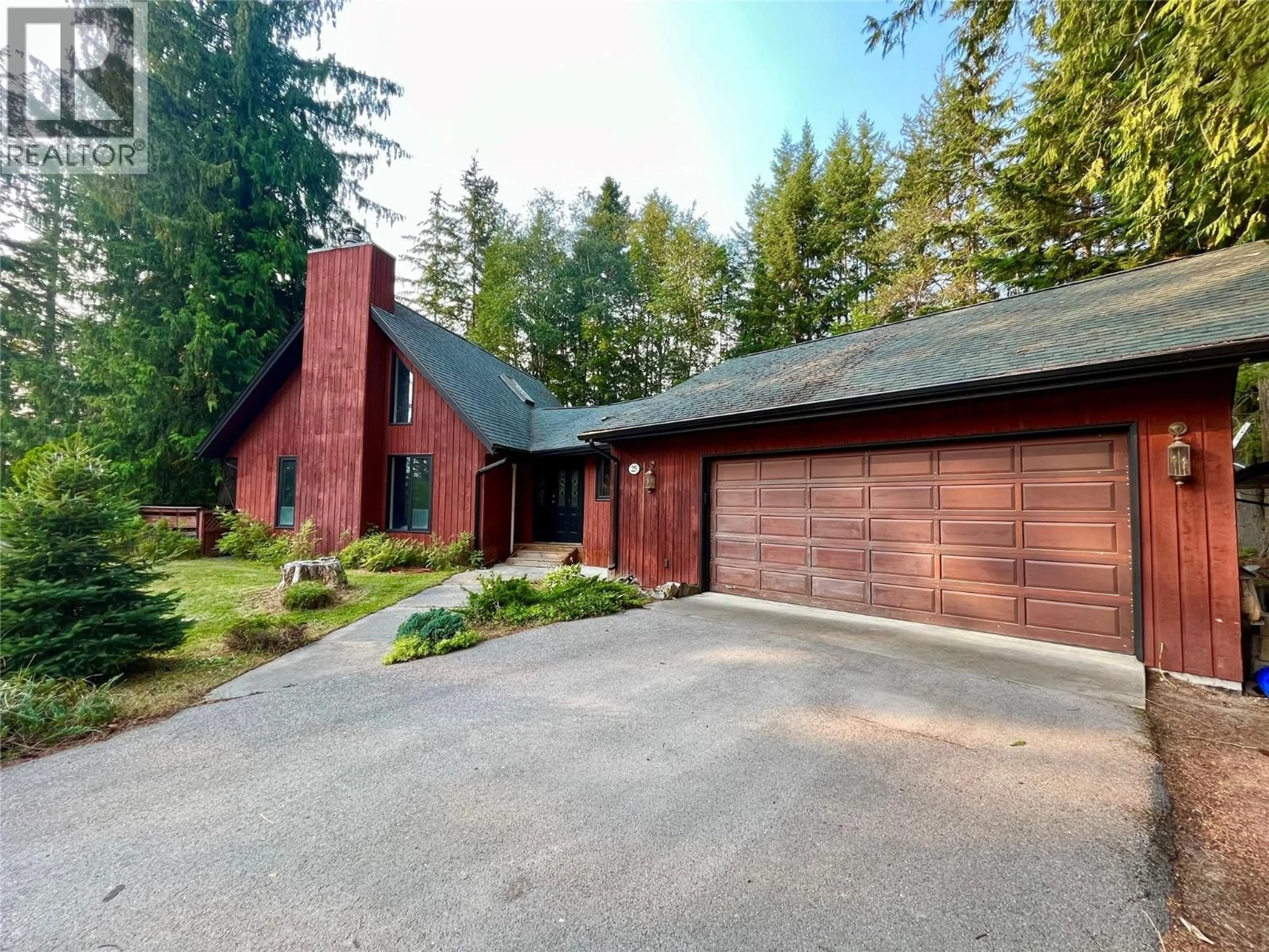 A pic from outside/outdoor area/front of a property/back of a property/a pic from drone, street for 225 6TH STREET, Nakusp British Columbia V0G1R0