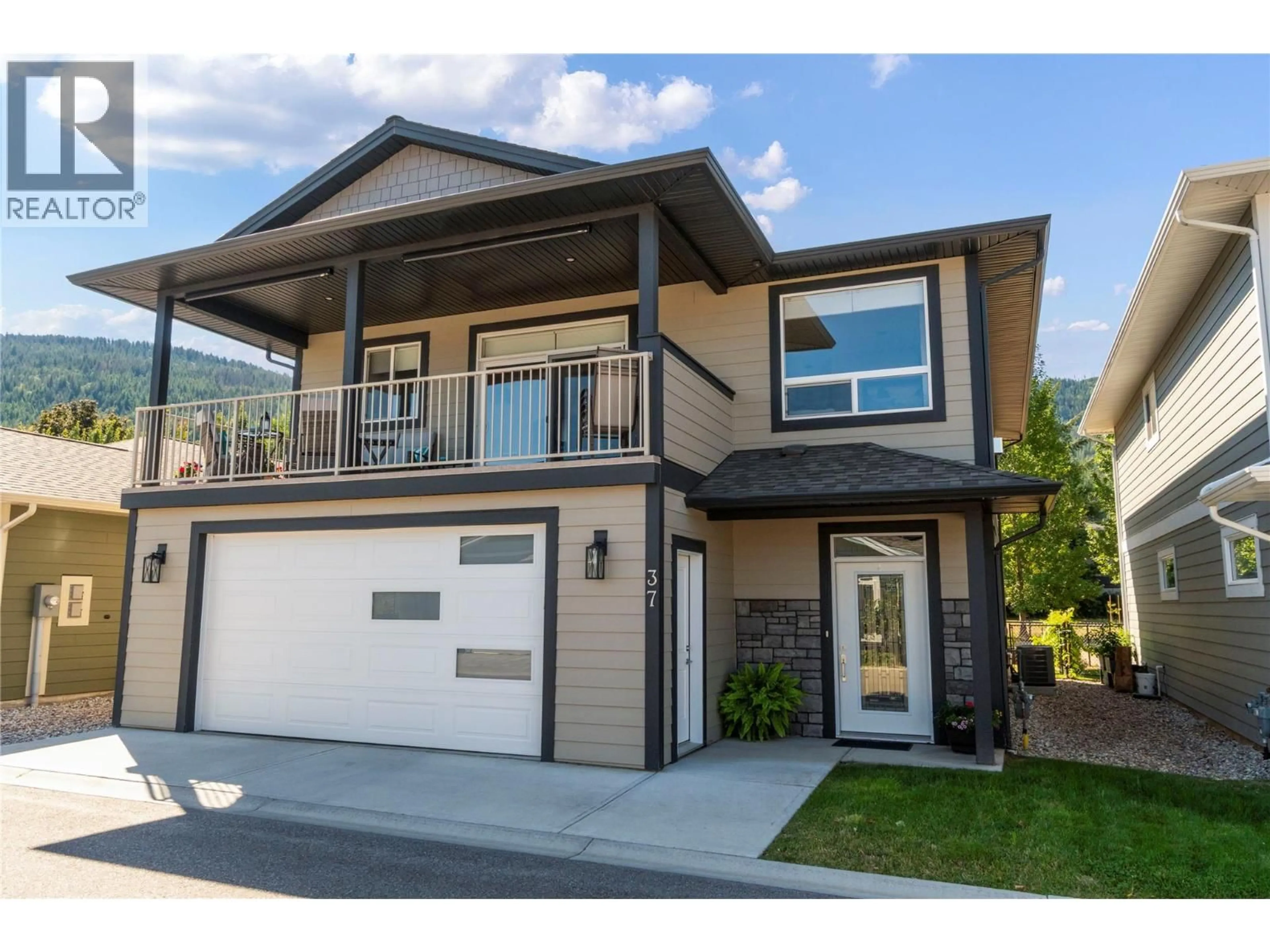 Home with vinyl exterior material, street for 37 - 1791 10 STREET SOUTHWEST, Salmon Arm British Columbia V1E0E9