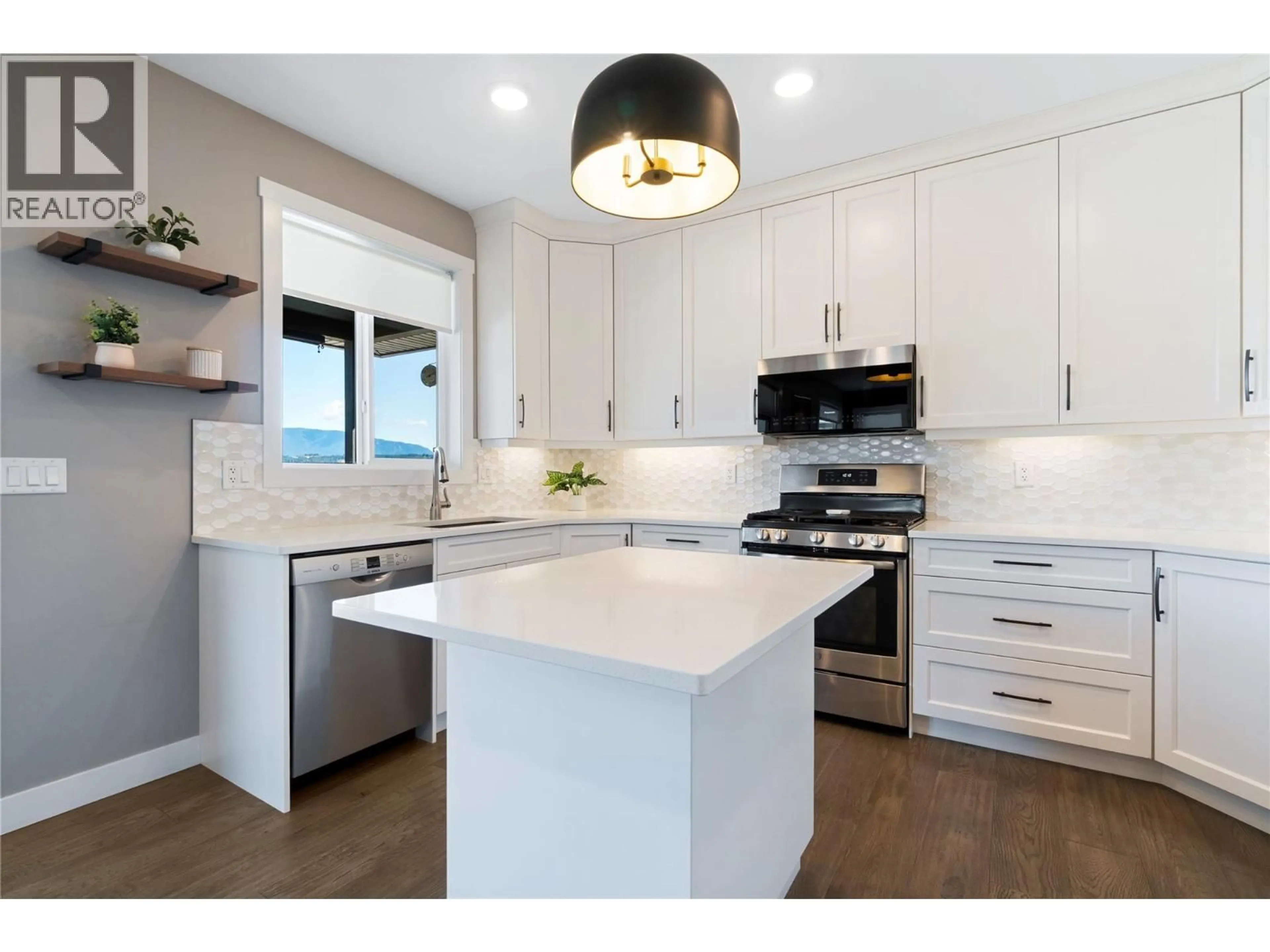 Contemporary kitchen, unknown for 37 - 1791 10 STREET SOUTHWEST, Salmon Arm British Columbia V1E0E9
