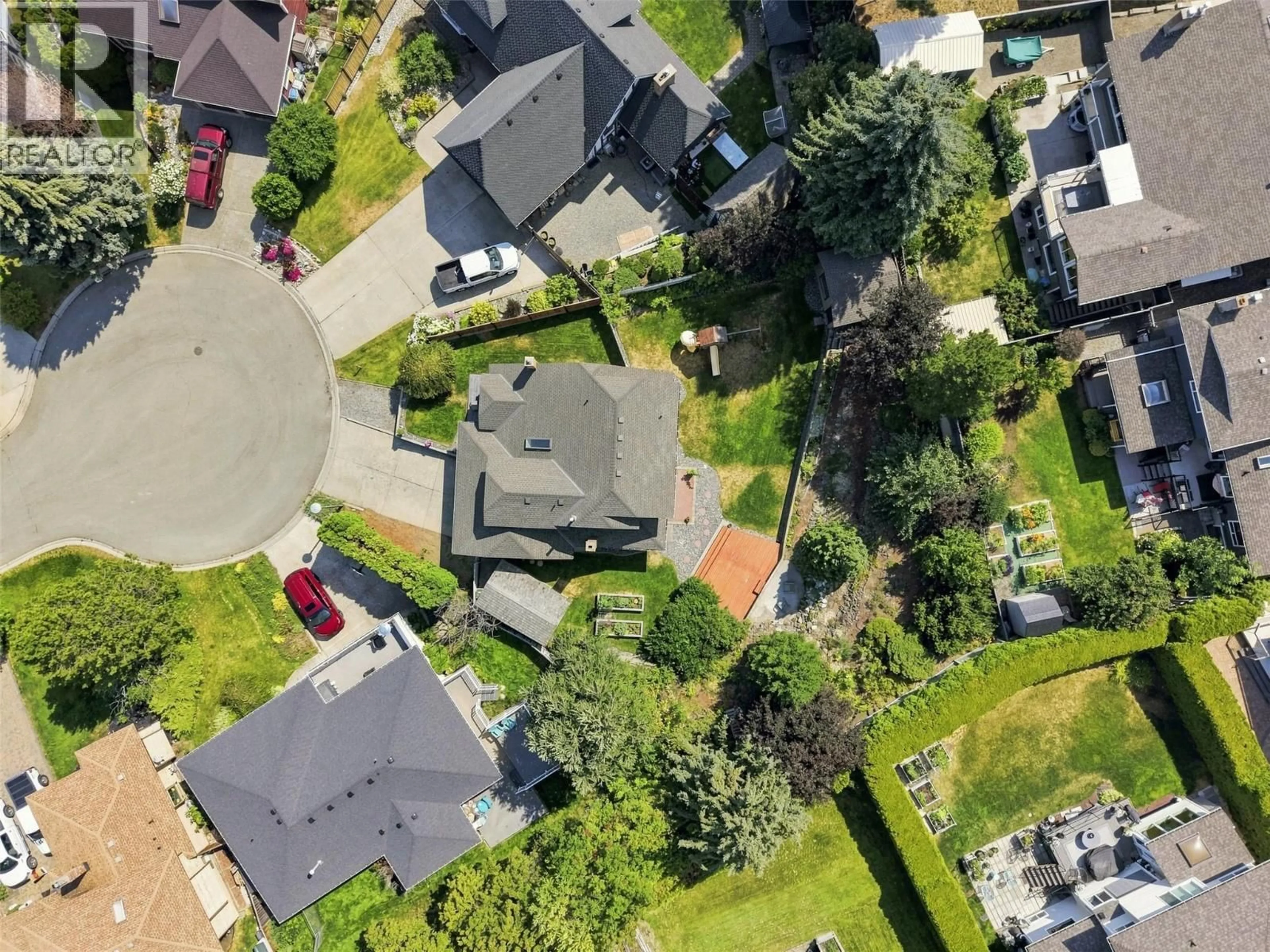 A pic from outside/outdoor area/front of a property/back of a property/a pic from drone, street for 862 GREYBRIAR COURT, Kamloops British Columbia V1S1K5