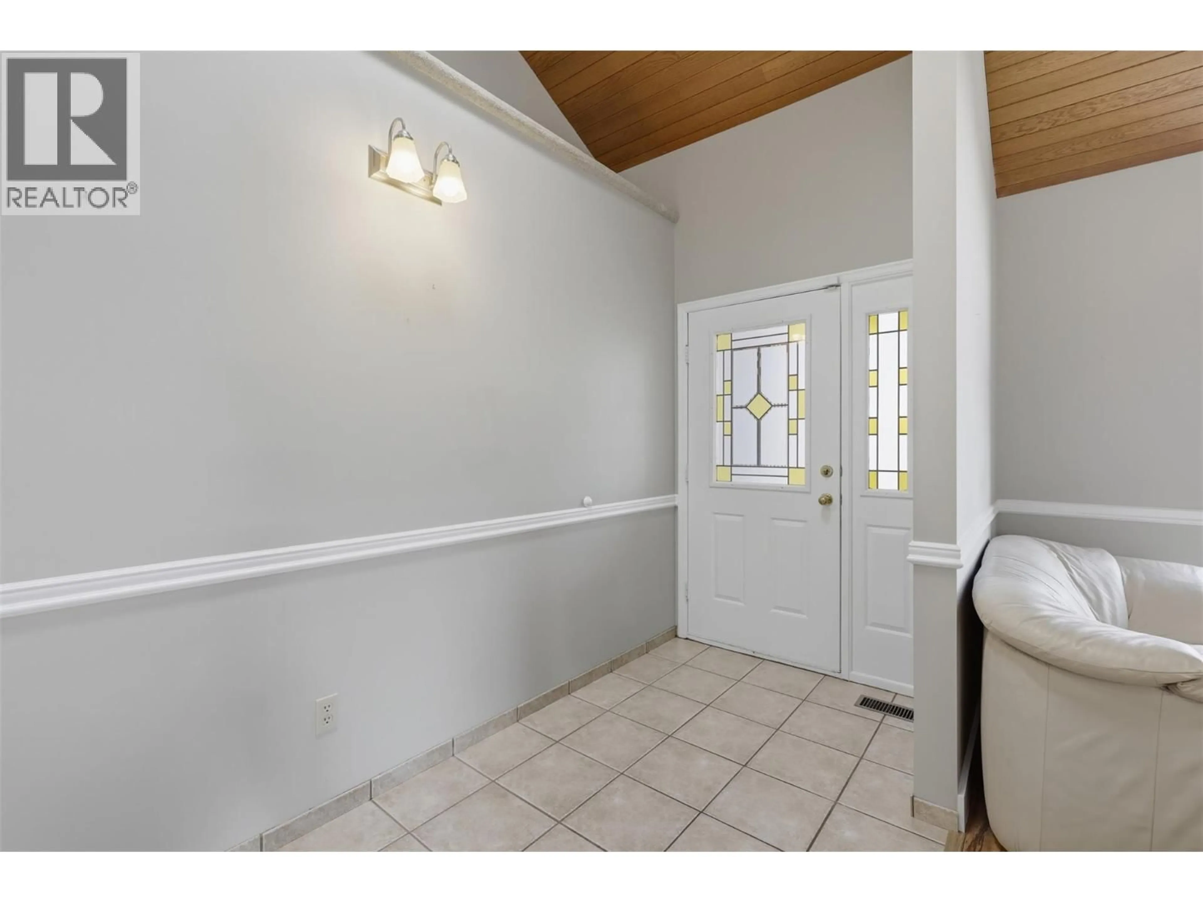 Indoor entryway for 862 GREYBRIAR COURT, Kamloops British Columbia V1S1K5