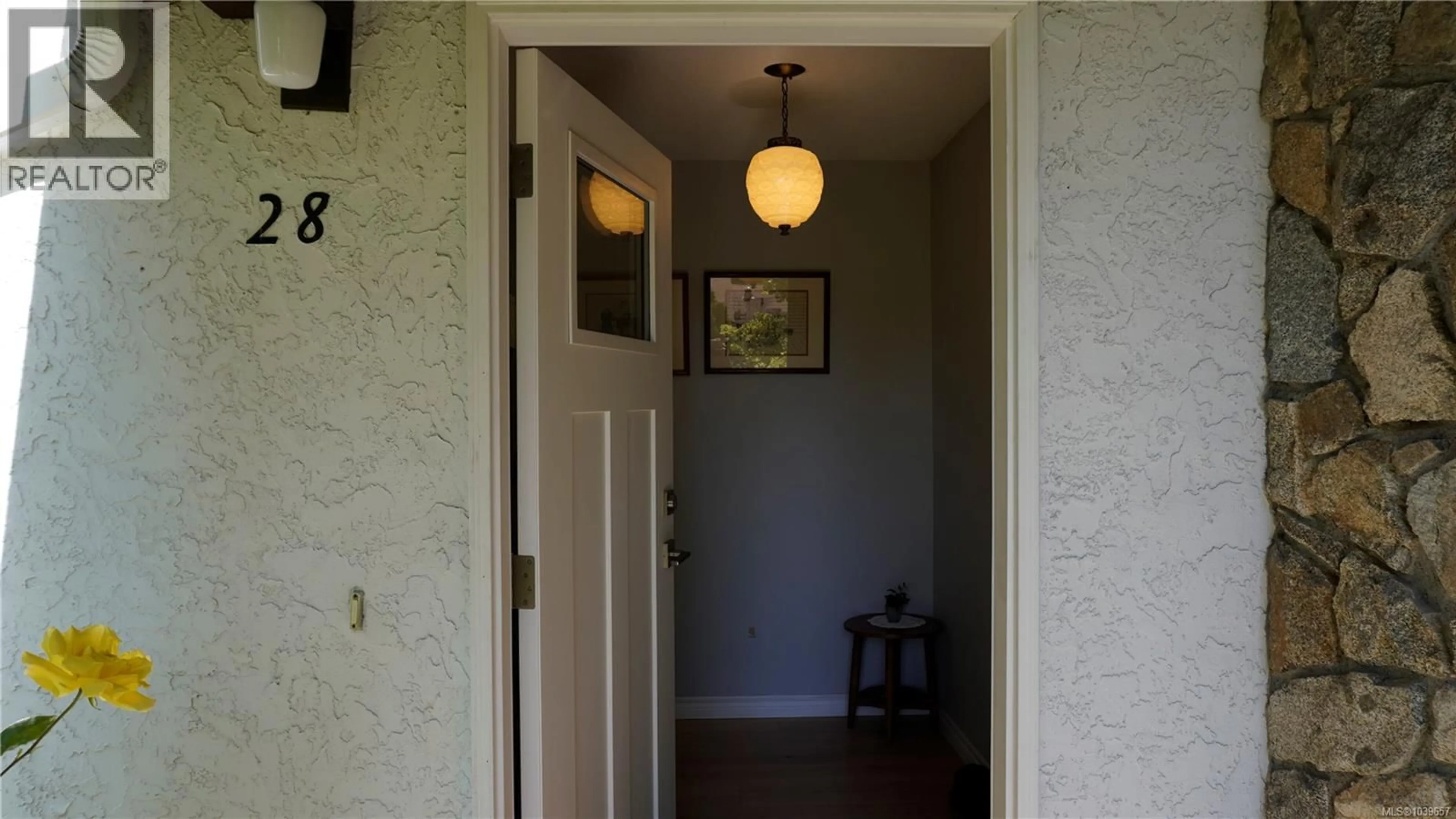 Indoor entryway for 28 - 278 ISLAND HIGHWAY, View Royal British Columbia V9B1G5