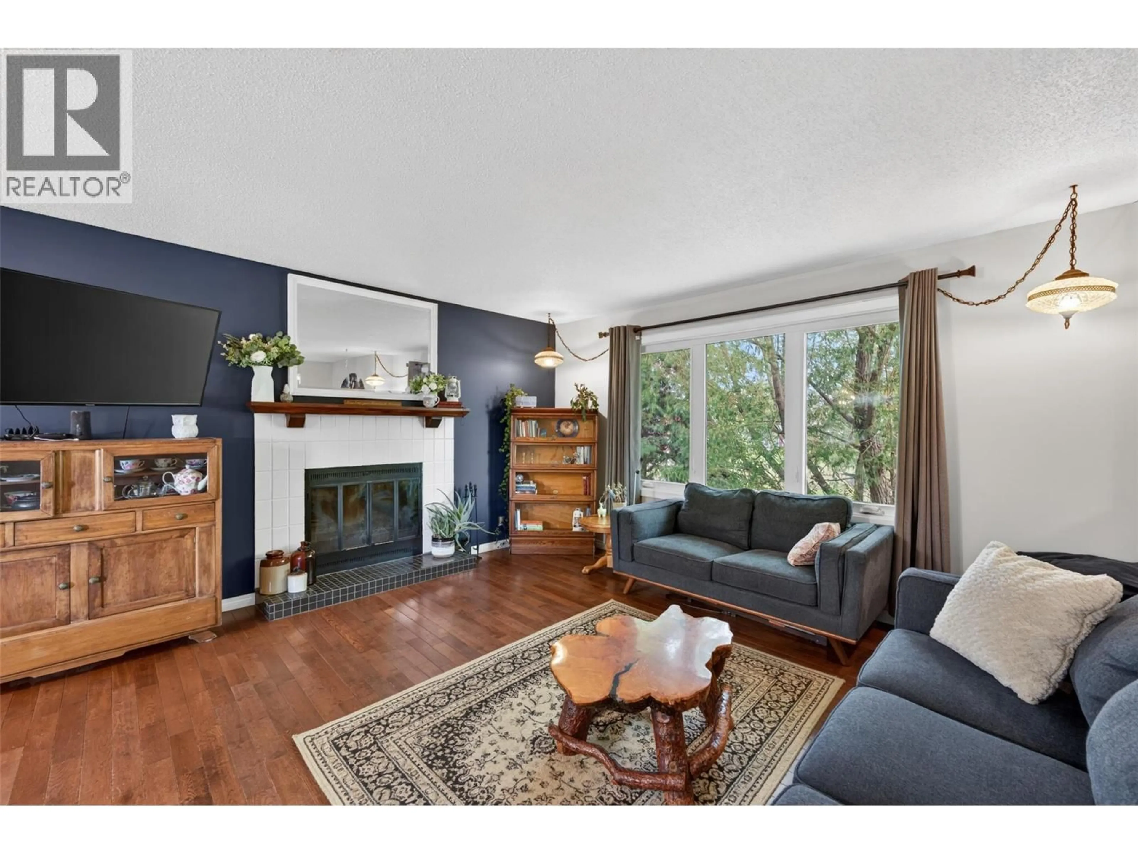 Living room with furniture, wood/laminate floor for 1425 106 AVENUE, Dawson Creek British Columbia V1G2P4