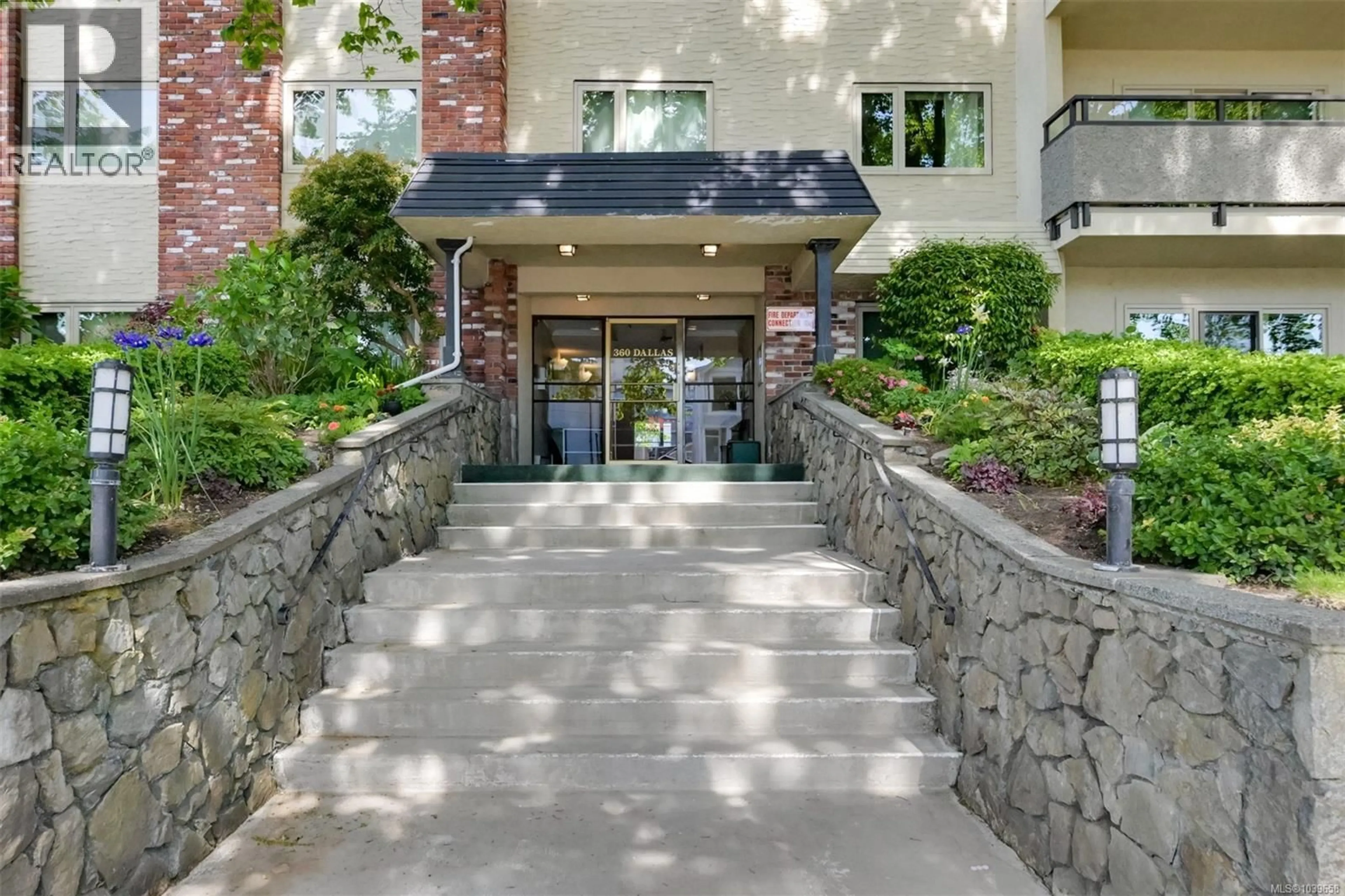Indoor foyer for 104 - 360 DALLAS ROAD, Victoria British Columbia V8V1A8