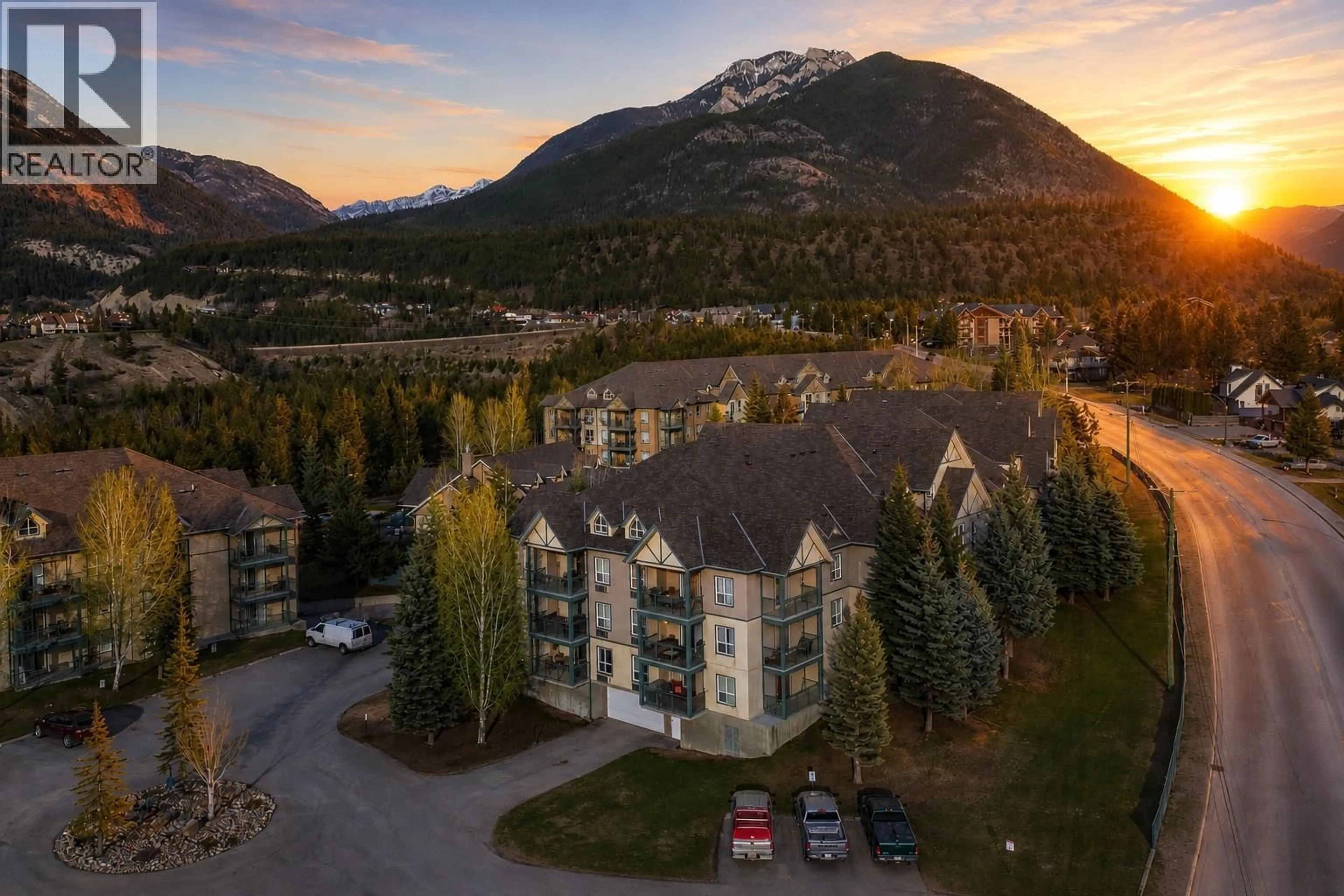 A pic from outside/outdoor area/front of a property/back of a property/a pic from drone, mountain view for 205 - 4767 FORSTERS LANDING ROAD, Radium Hot Springs British Columbia V0A1M0