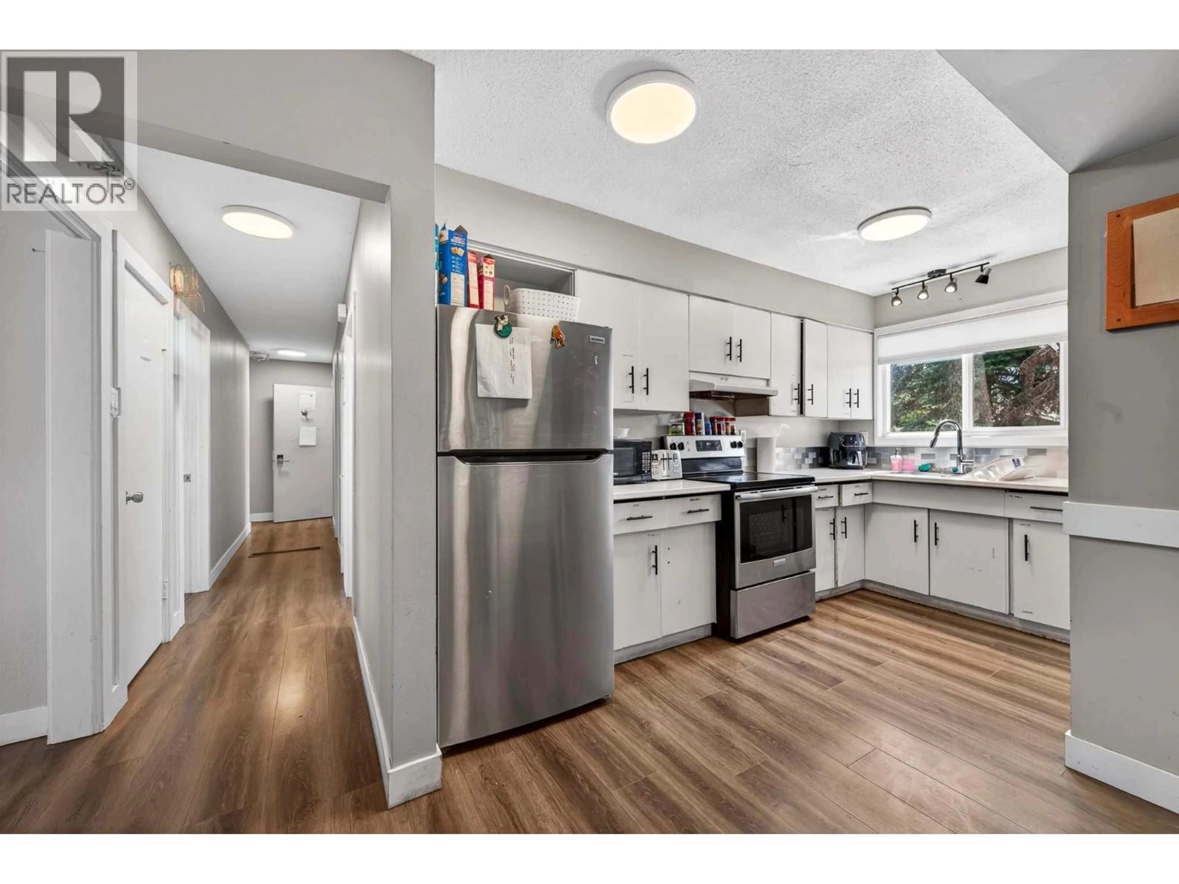 Standard kitchen, wood/laminate floor for 569 FORTUNE DRIVE, Kamloops British Columbia V2B2J8