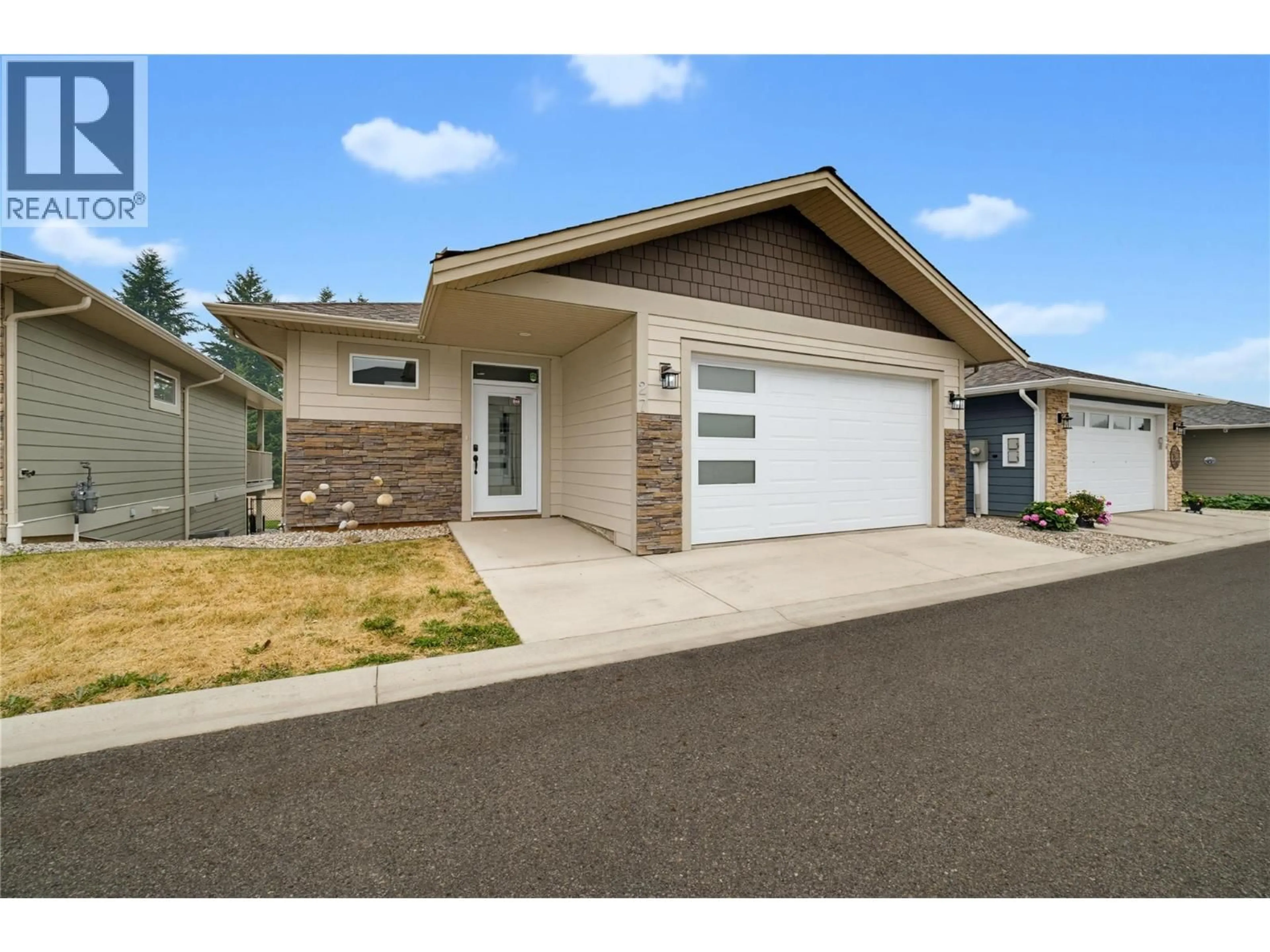 Home with vinyl exterior material, street for 27 - 1791 10 STREET SOUTHWEST, Salmon Arm British Columbia V1E0E9