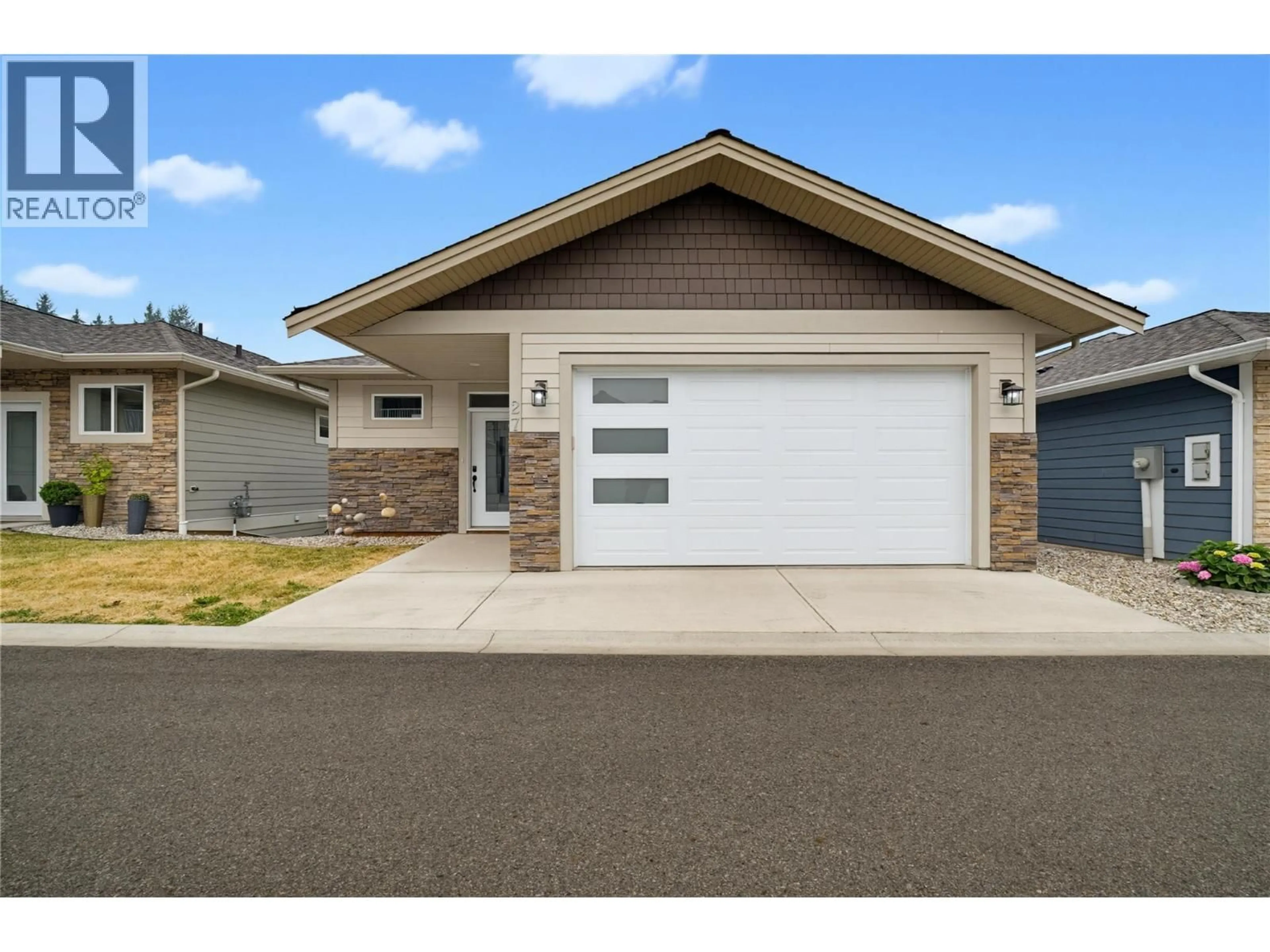 Home with vinyl exterior material, street for 27 - 1791 10 STREET SOUTHWEST, Salmon Arm British Columbia V1E0E9