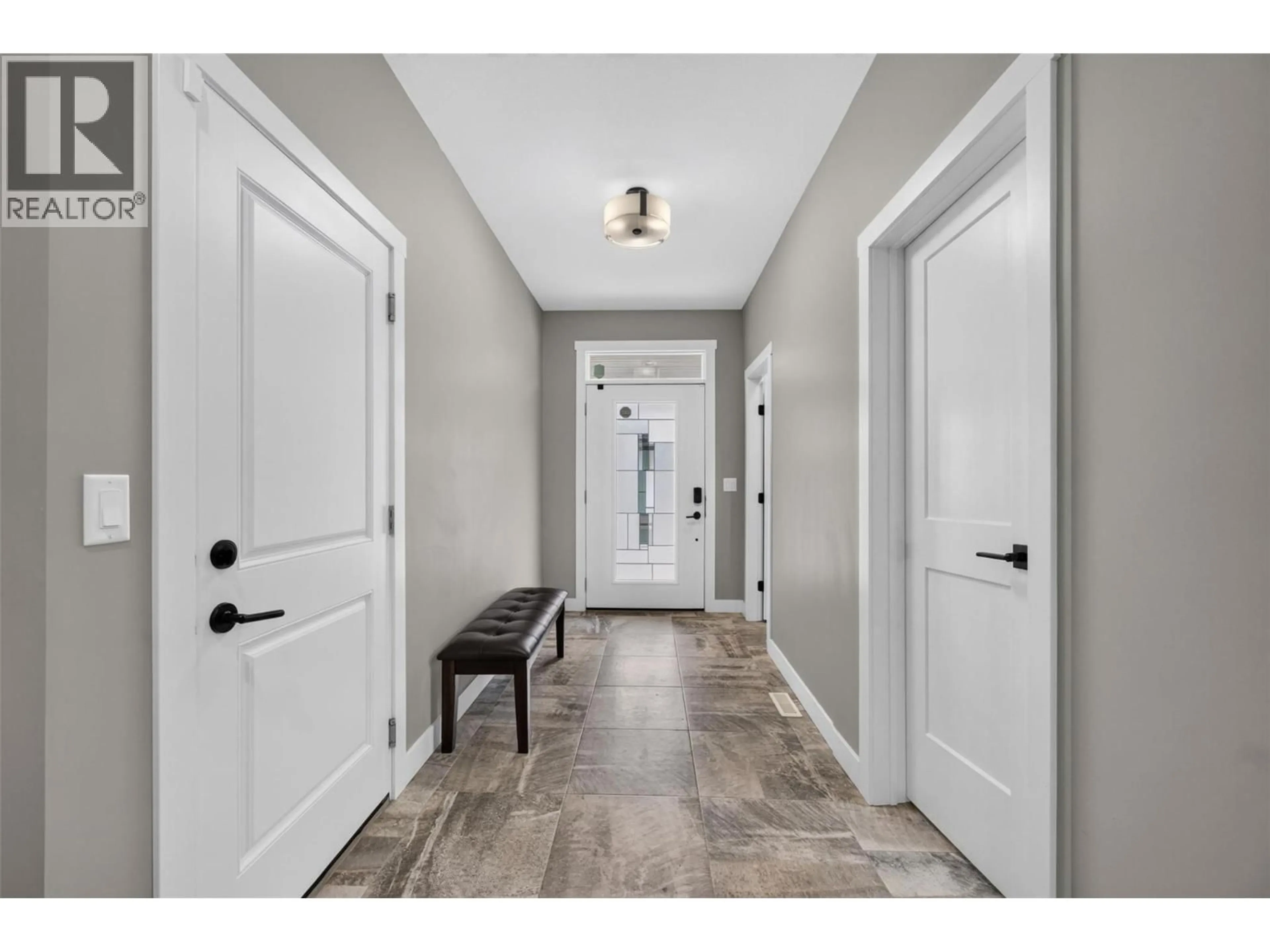 Indoor entryway for 27 - 1791 10 STREET SOUTHWEST, Salmon Arm British Columbia V1E0E9