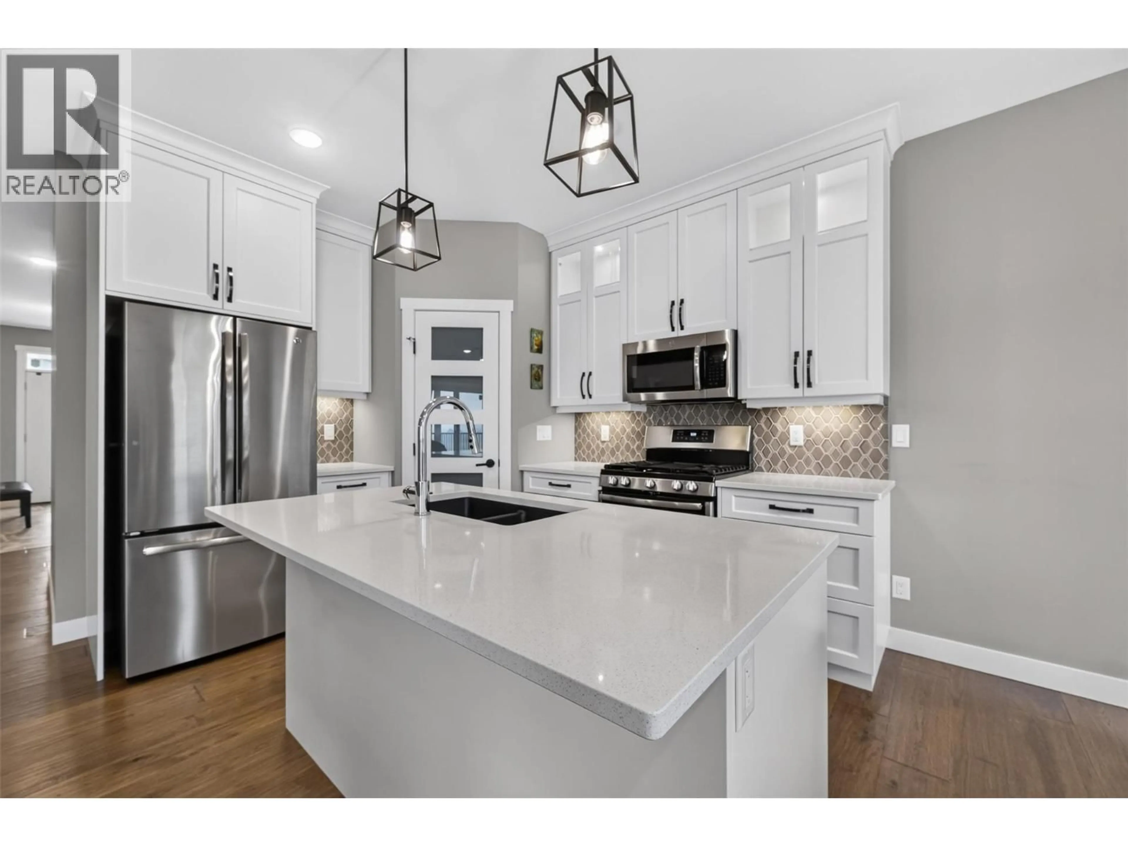 Open concept kitchen, ceramic/tile floor for 27 - 1791 10 STREET SOUTHWEST, Salmon Arm British Columbia V1E0E9