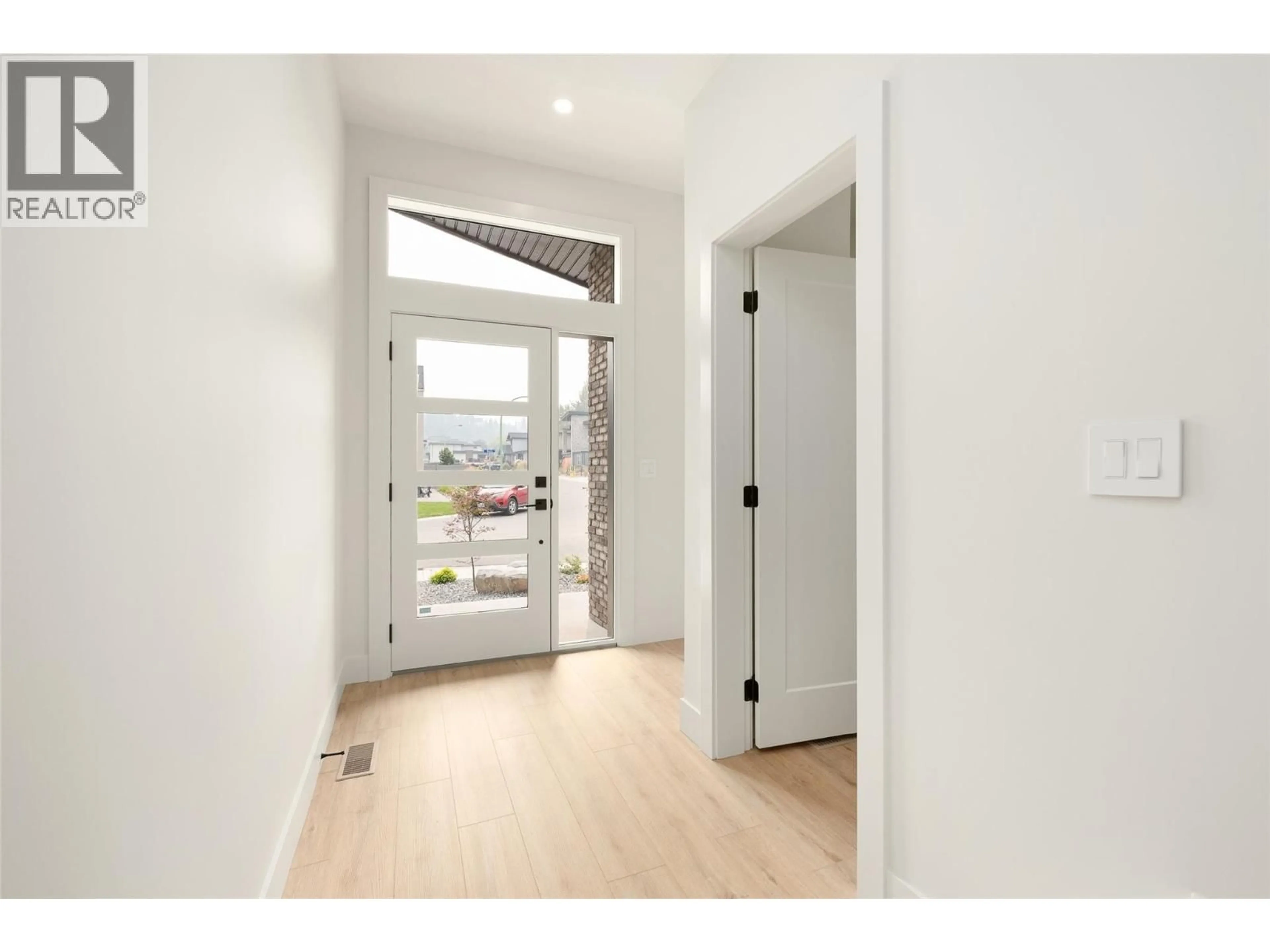 Indoor entryway for 908 BULL CRESCENT, Kelowna British Columbia V1W4N2