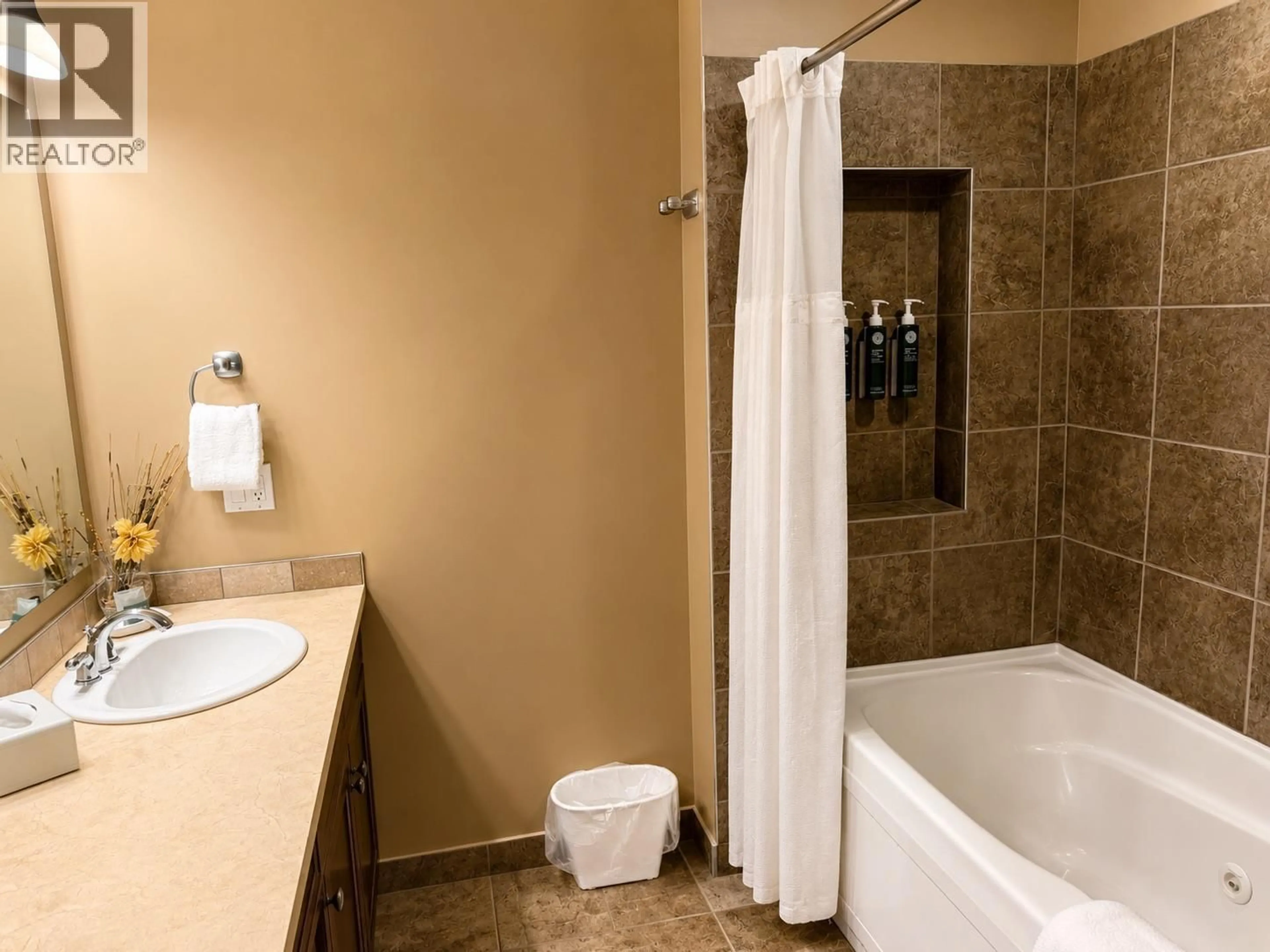 Standard bathroom, ceramic/tile floor for 521 - 500 BIGHORN BOULEVARD, Radium Hot Springs British Columbia V0A1M0