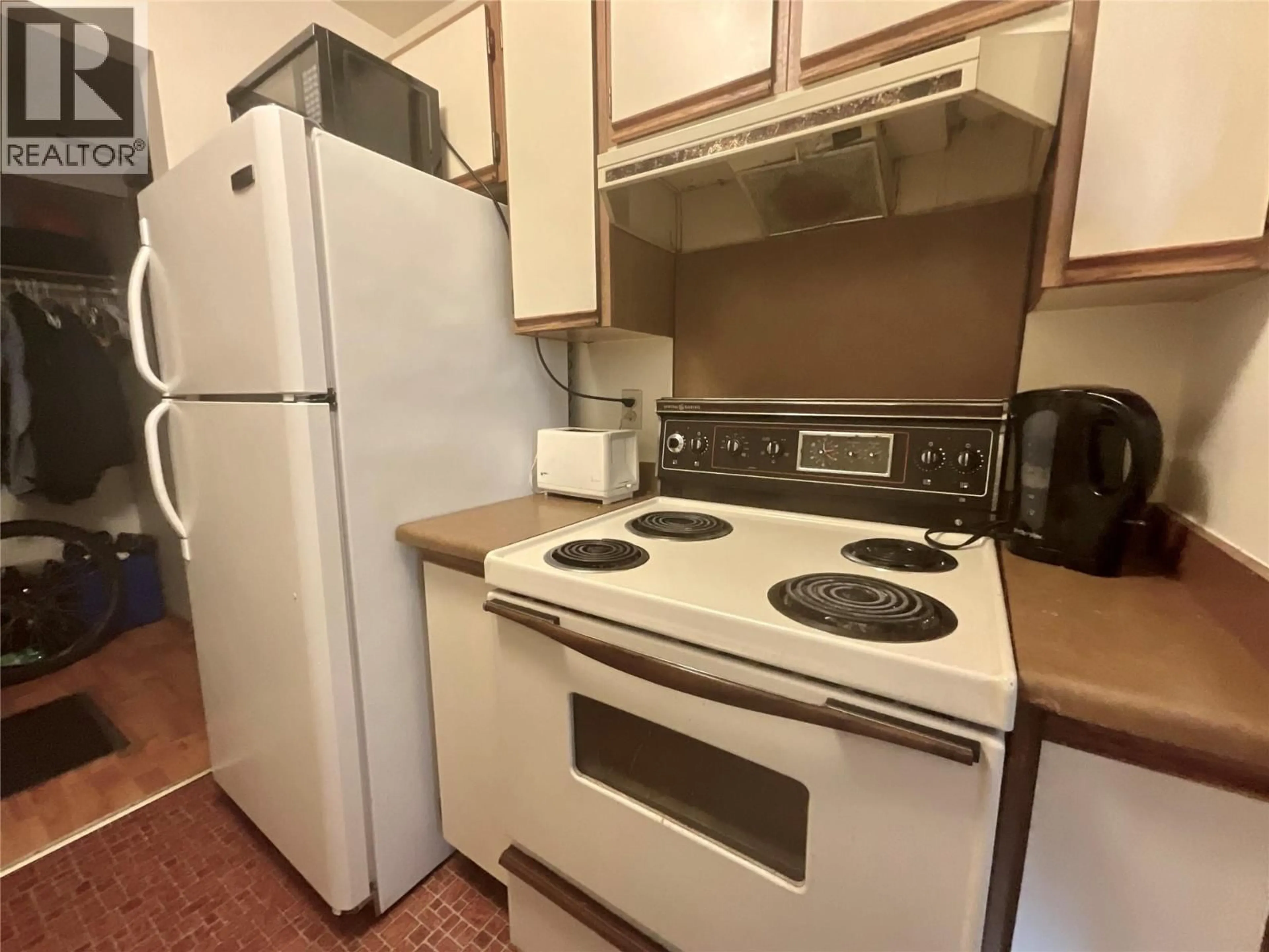 Standard kitchen, unknown for 209 - 320 NORTHGATE OTHER, Tumbler Ridge British Columbia V0C2W0