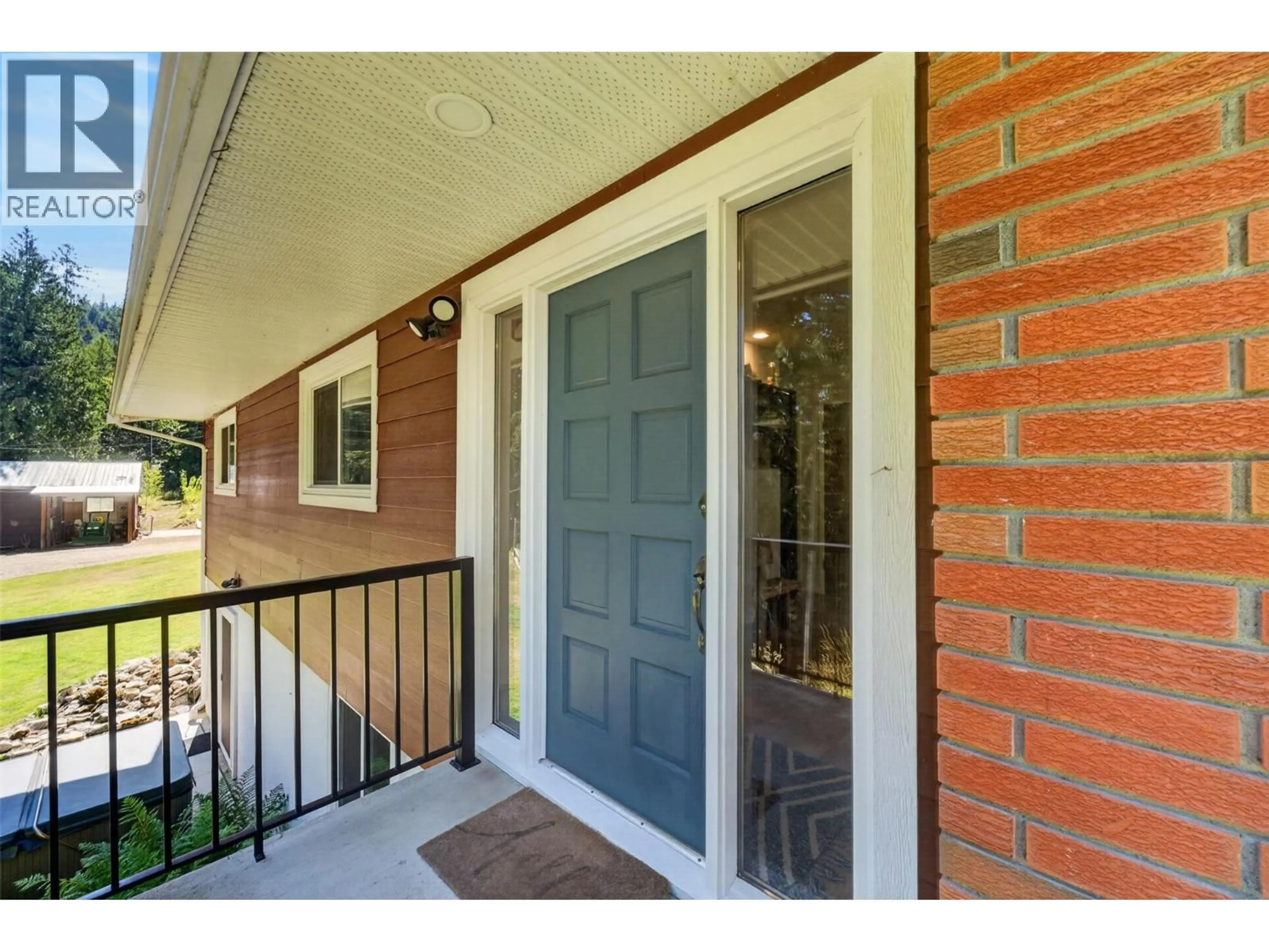 Indoor entryway for 450 20 AVENUE SOUTHWEST, Salmon Arm British Columbia V1E1T6