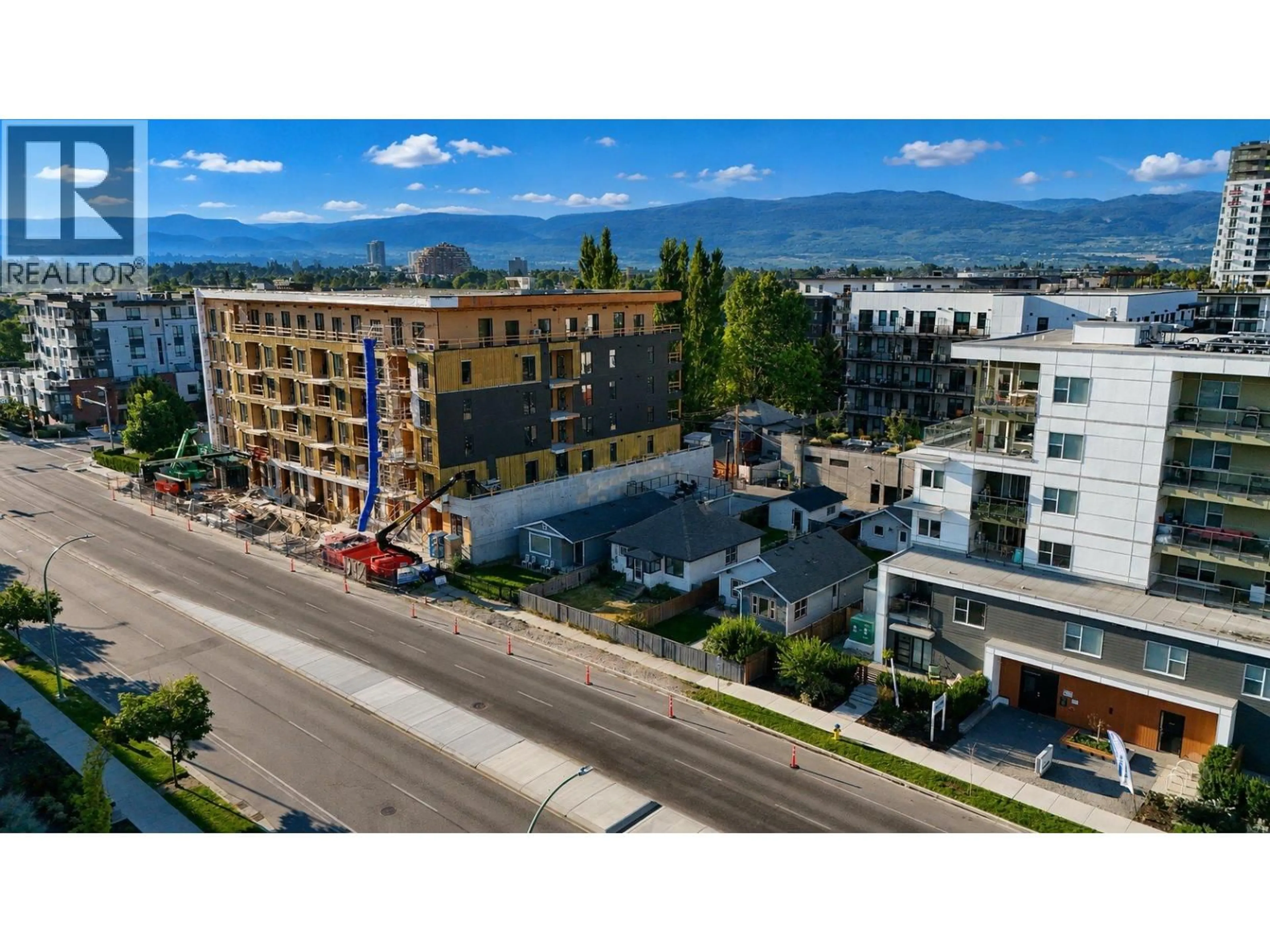 A pic from outside/outdoor area/front of a property/back of a property/a pic from drone, unknown for 623 CLEMENT AVENUE, Kelowna British Columbia V1Y7C7