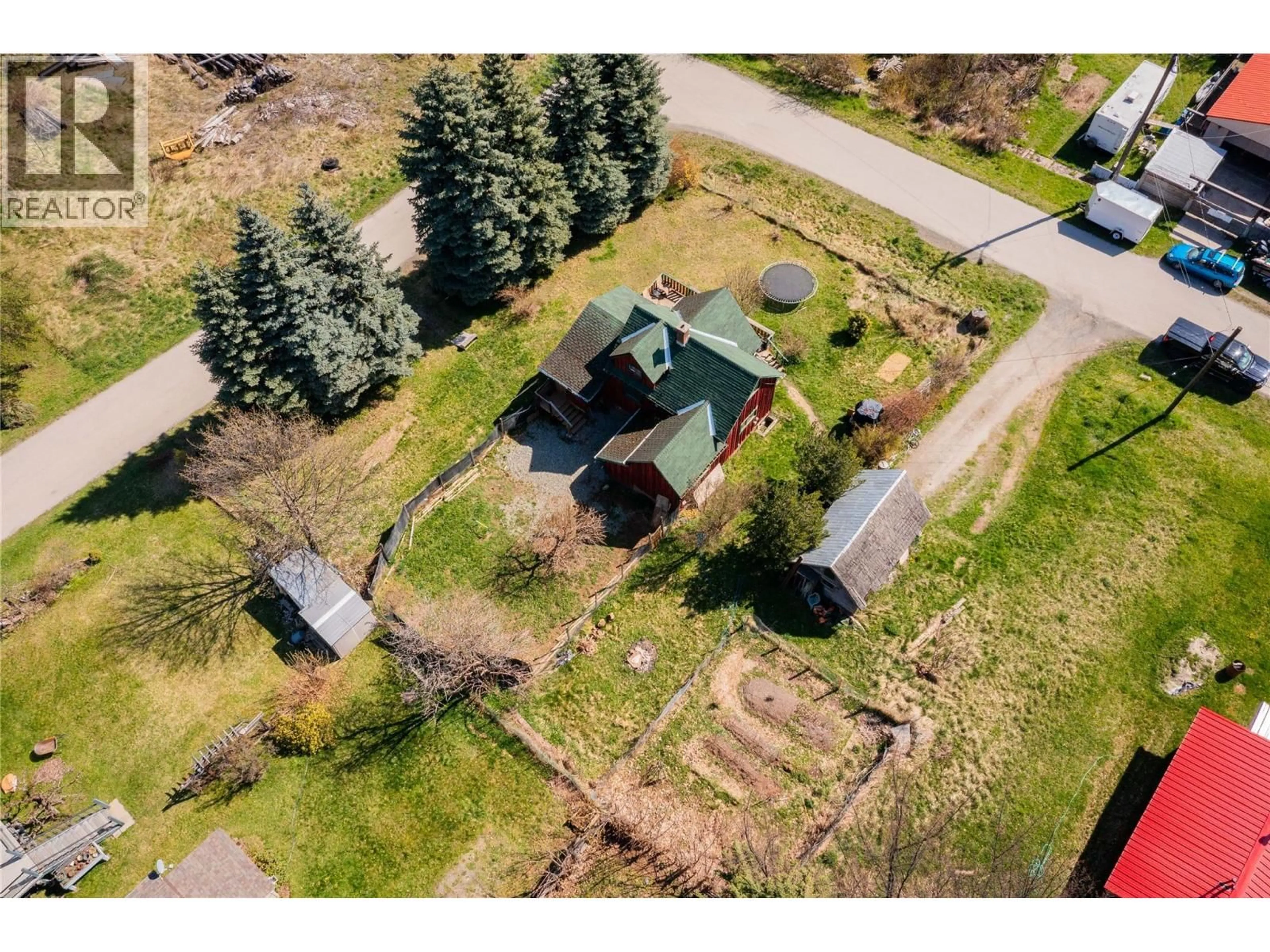 A pic from outside/outdoor area/front of a property/back of a property/a pic from drone, street for 131 WASHINGTON STREET NORTH, Kaslo British Columbia V0G1M0