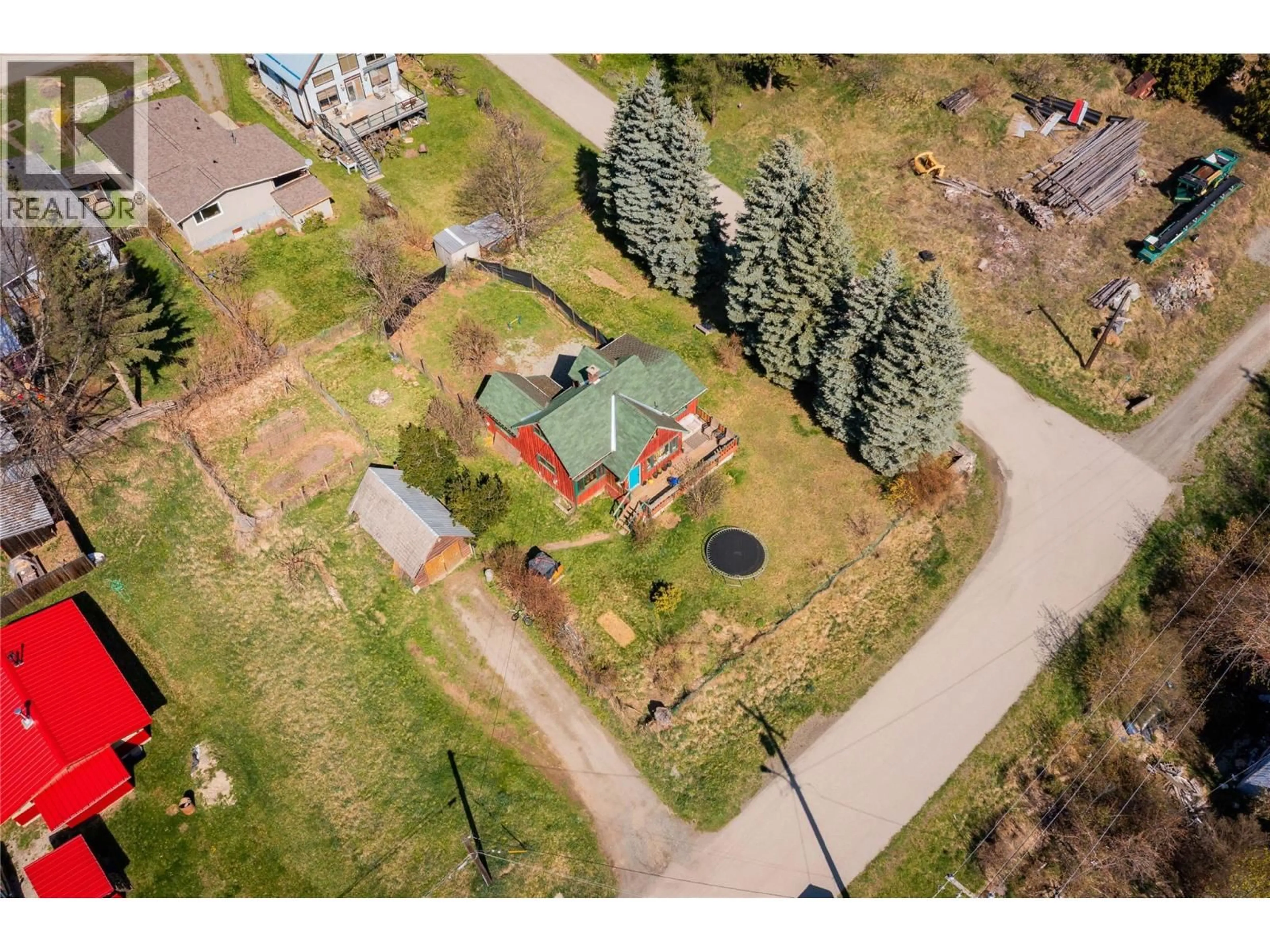 A pic from outside/outdoor area/front of a property/back of a property/a pic from drone, street for 131 WASHINGTON STREET NORTH, Kaslo British Columbia V0G1M0