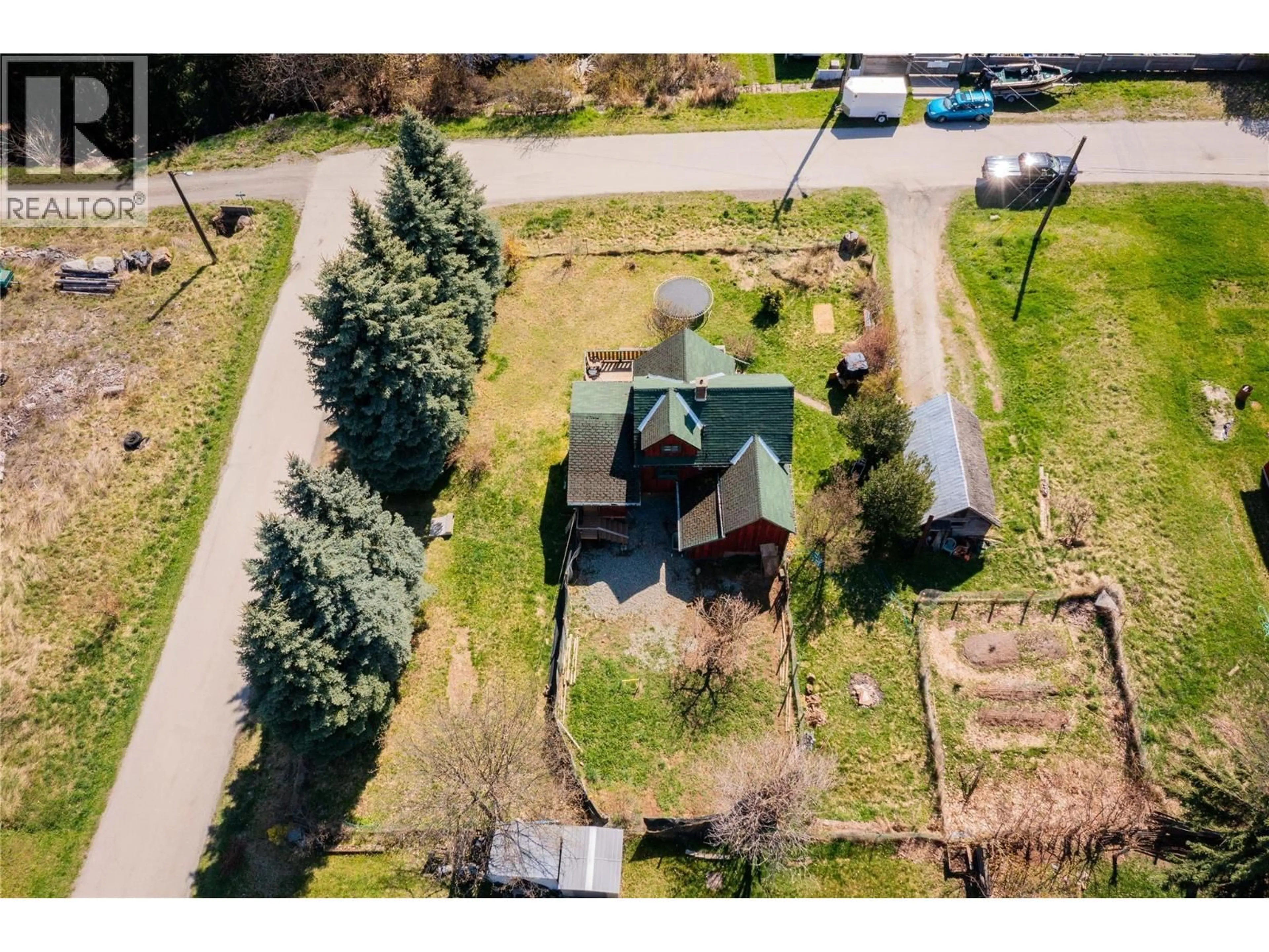 A pic from outside/outdoor area/front of a property/back of a property/a pic from drone, street for 131 WASHINGTON STREET NORTH, Kaslo British Columbia V0G1M0