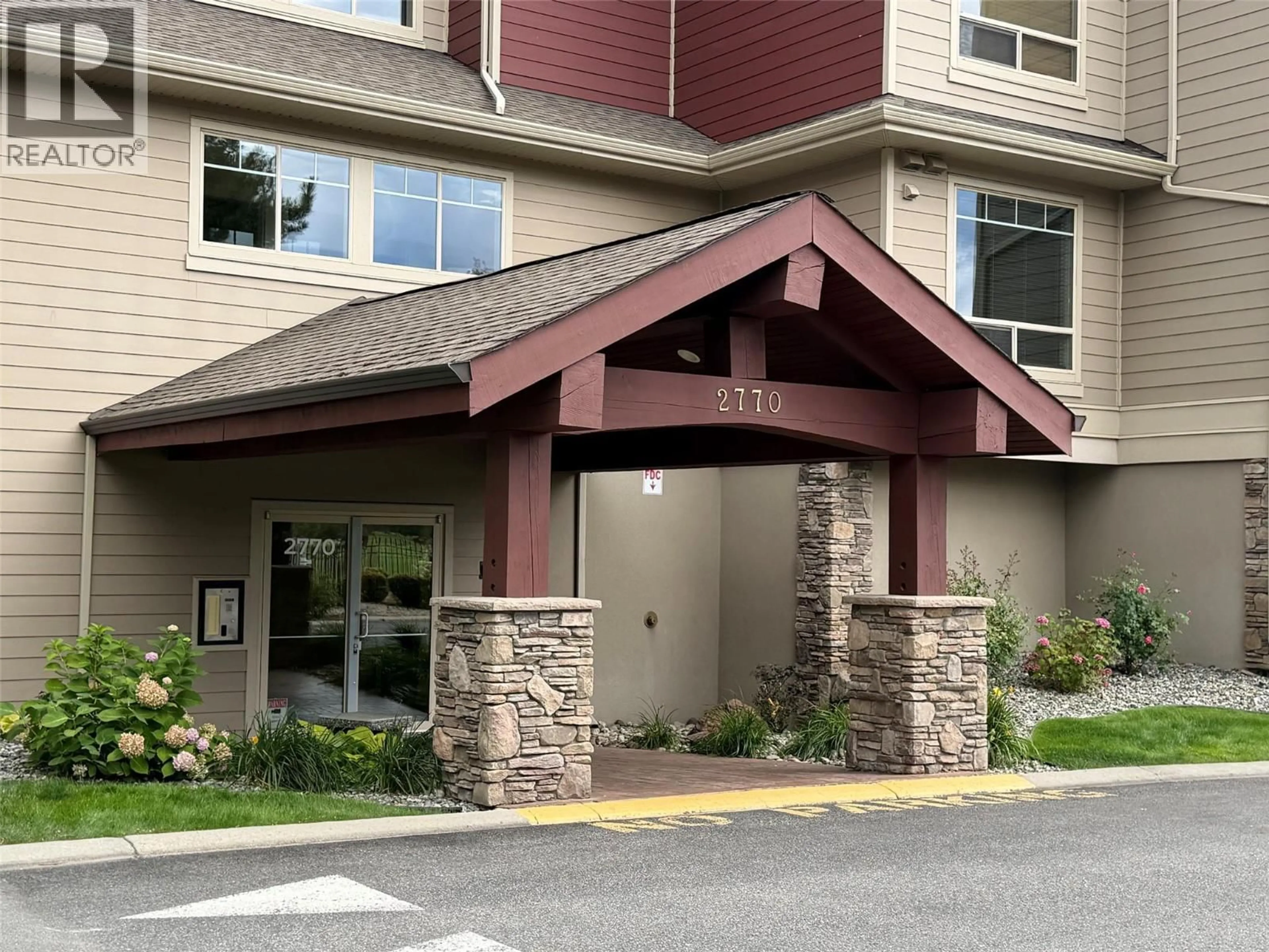 Indoor foyer for 107 - 2770 AUBURN ROAD, West Kelowna British Columbia V4T2C4