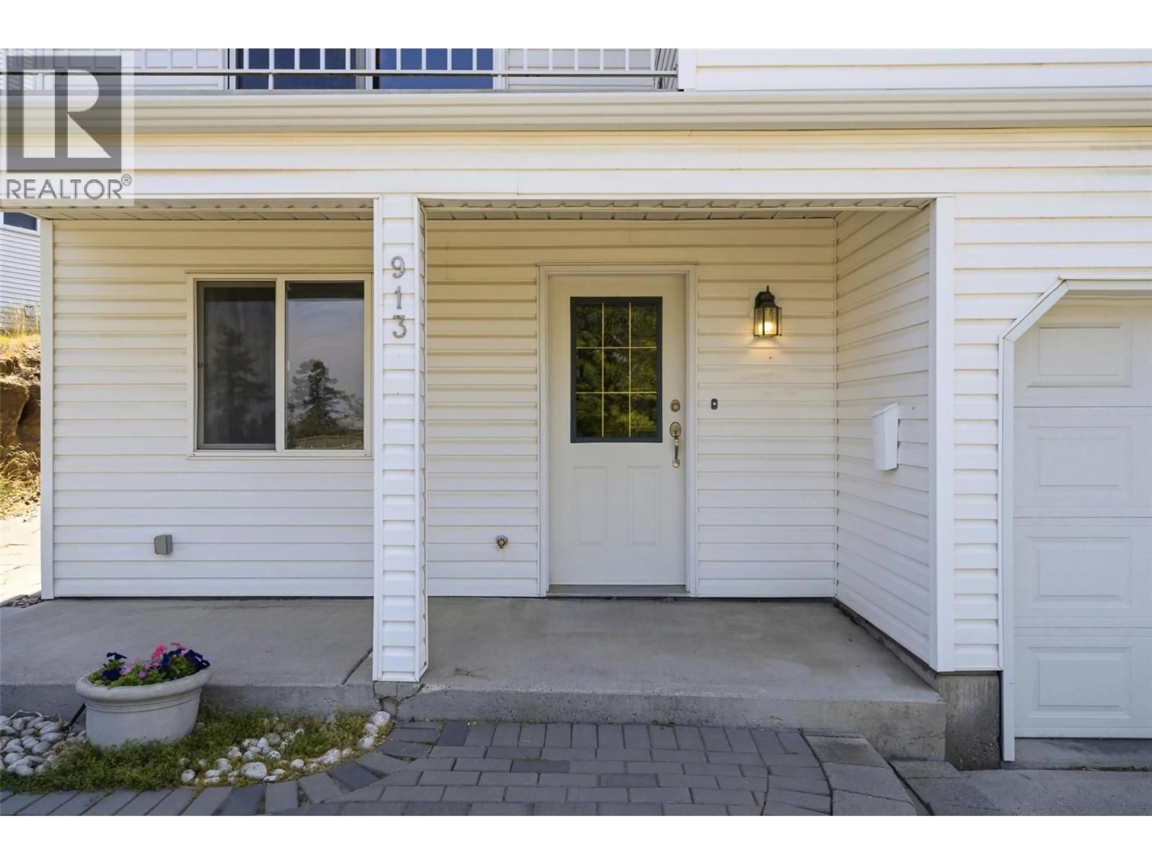 Indoor entryway for 913 GREYSTONE CRESCENT, Kamloops British Columbia V1S1K7