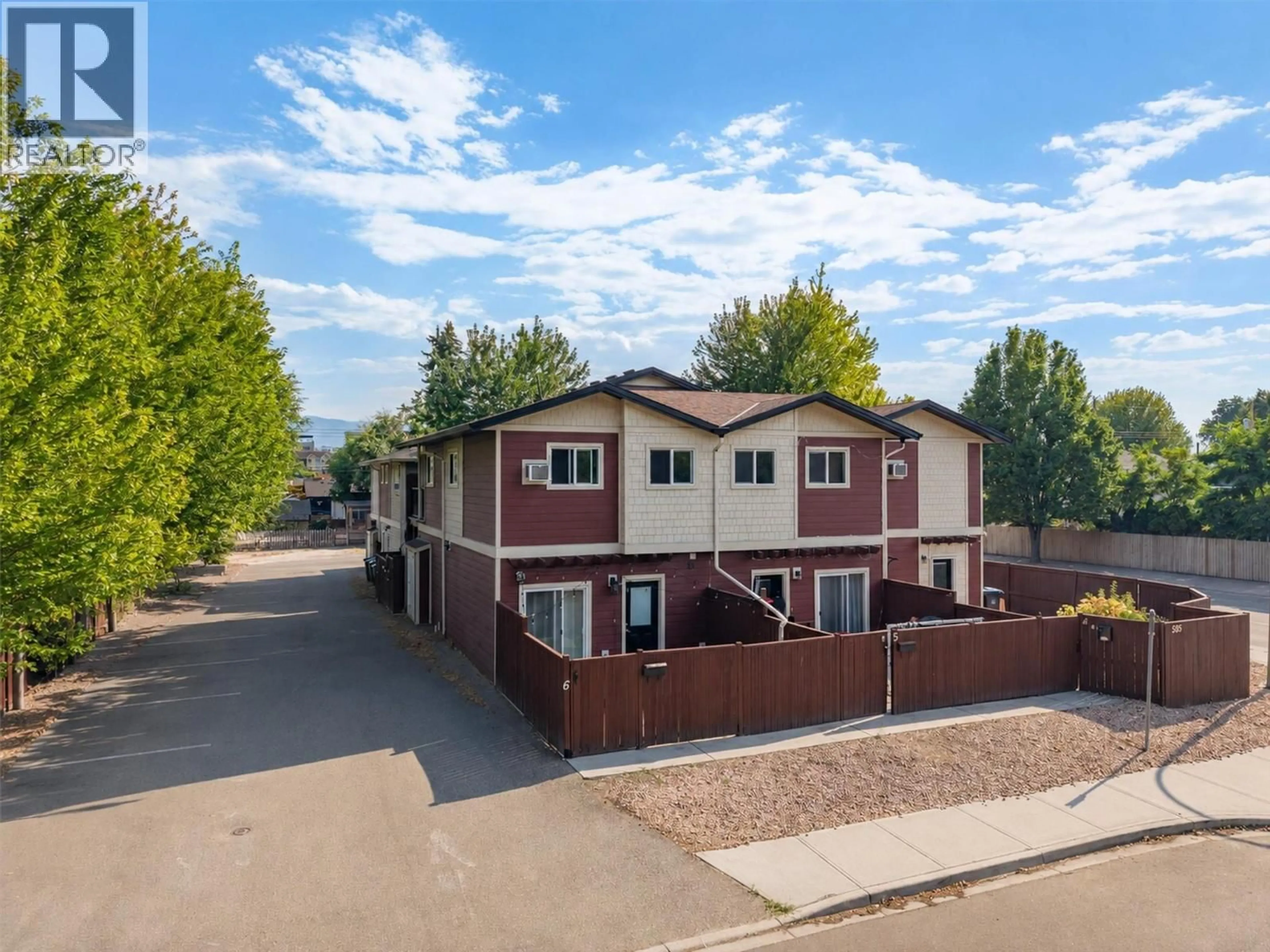 A pic from outside/outdoor area/front of a property/back of a property/a pic from drone, street for 6 - 505 FRANCIS AVENUE, Kelowna British Columbia V1Y5G4